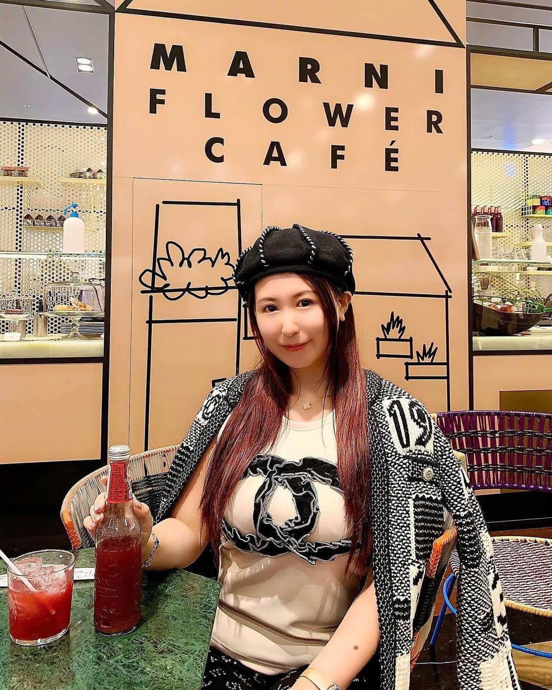 ayuさんのインスタグラム写真 - (ayuInstagram)「🌼🌷🌼🌷🌼🌷🌼🌷 𝐌𝐀𝐑𝐍𝐈 𝐅𝐋𝐎𝐖𝐄𝐑 𝐂𝐀𝐅𝐄 Take a break at a cute cafe I found while shopping🛍🍹 ✩･*:..｡✩*ﾟ 阪急うめだ本店の レディース服の一角に 小さなcafeスペースがあり 前から通るたびに少し気になっていて 一人でお買い物してて 立ち寄ってみました🧡 優しいスタッフさんに写真撮って 貰いました😆🙌 いつも彼が撮ってくれるけど 久々に違う方に撮って頂きました🙈 スッピンの時は帽子に限る👒🧡 秋になったこともあり 帽子にハマり中🥰 ・ #marni#cafe#marniflowercafe#code#ootd#wardrobe#outfit#chanel #カフェ#カフェ巡り#阪急うめだ本店#マルニ#マルニフラワーカフェ#秋コーデ#秋服コーデ#コーデ」10月16日 18時49分 - ayu888ayu