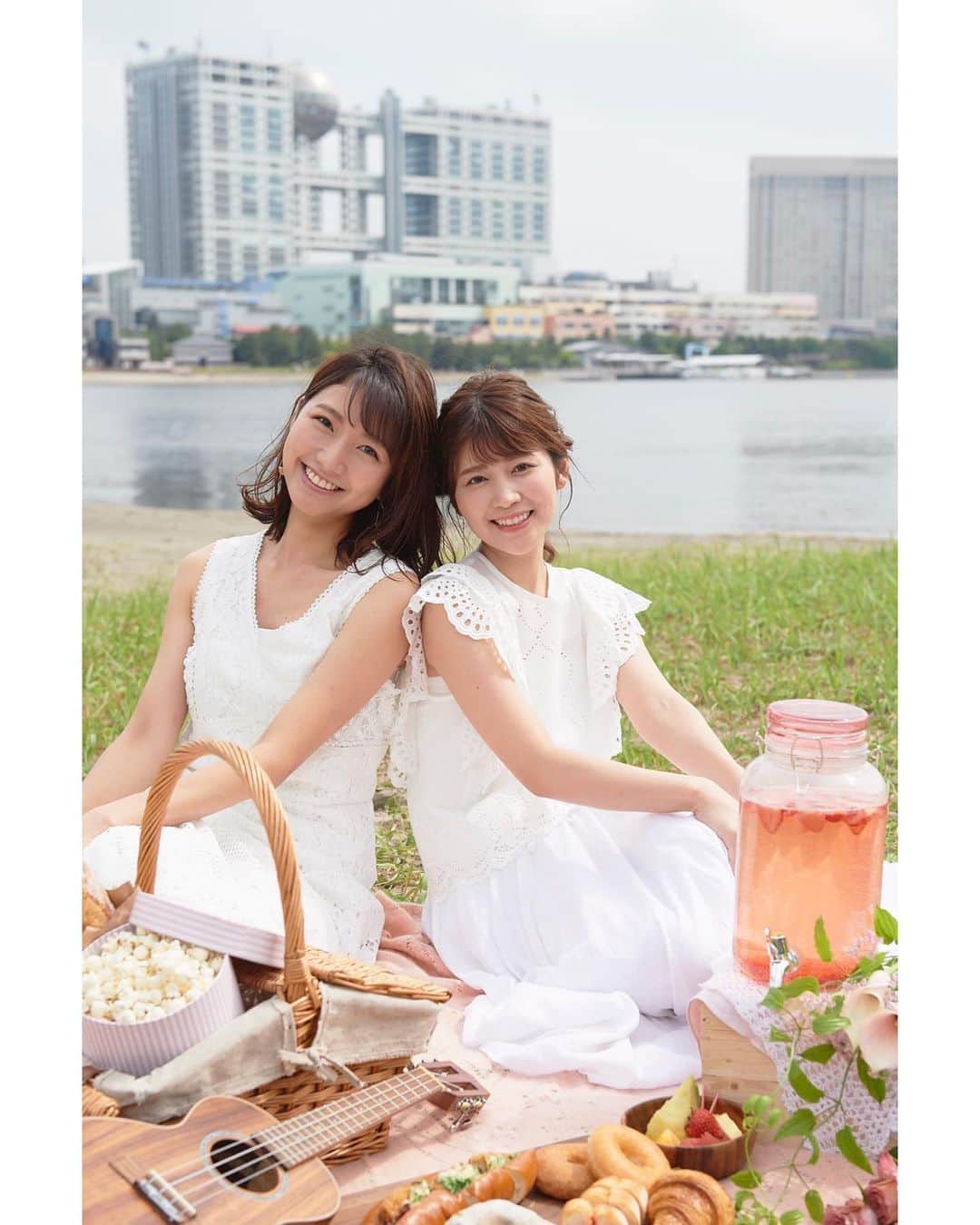 フジテレビアナウンサーのインスタグラム：「フジテレビ女性アナウンサーカレンダー2020 撮影の裏側🎬をご紹介… 今日は、8/8(フジテレビの日)を擁する8月編💭  それぞれ報道番組を担当している同期ペア🥰 📝番組衣装では着ない甘めの衣装というリクエストから、 ▶︎柔らかいピンクでふんわり ▶︎おしゃれピクニック  パン🥐とポップコーン🍿は、 それぞれお台場にあるパン屋さんと 映画館で食べられますよー✍️  🤫写真の左下…仲良し同期の絆を感じさせるアイテム🎶を忍ばせています…。  見る人を笑顔にする2人の姿とお台場の景色に、ついついアザーショットも撮りすぎるほど。今回は多めにお裾分けです🥺  恒例カレンダー撮影の裏側リポートは プロデュースチームからあのアナウンサーが担当🙋🏻‍♂️(詳しくは次回投稿で…🤫) FODアナマガにて配信中です🎥 https://fod-sp.fujitv.co.jp/s/genre/announcer/sera002/a002110042/  ご自宅にいながら、お台場めぐりができる フジテレビ女性アナウンサーカレンダー2020 そして、 フジテレビ女性アナウンサーカレンダー2021～Welcome to Fuji Television～　 をよろしくお願いいたします☺️ ‪‪※‪‪フジテレビ公式通販サイト「フジテレビe！ショップ」、フジテレビショップほか全国書店にて販売されております🙋🏻‍♀️  #竹内友佳 #三田友梨佳 #フジテレビアナウンサー  撮影協力デザイナー💐 田邊和則さん（フジテレビフラワーネット) @ks_f0420」