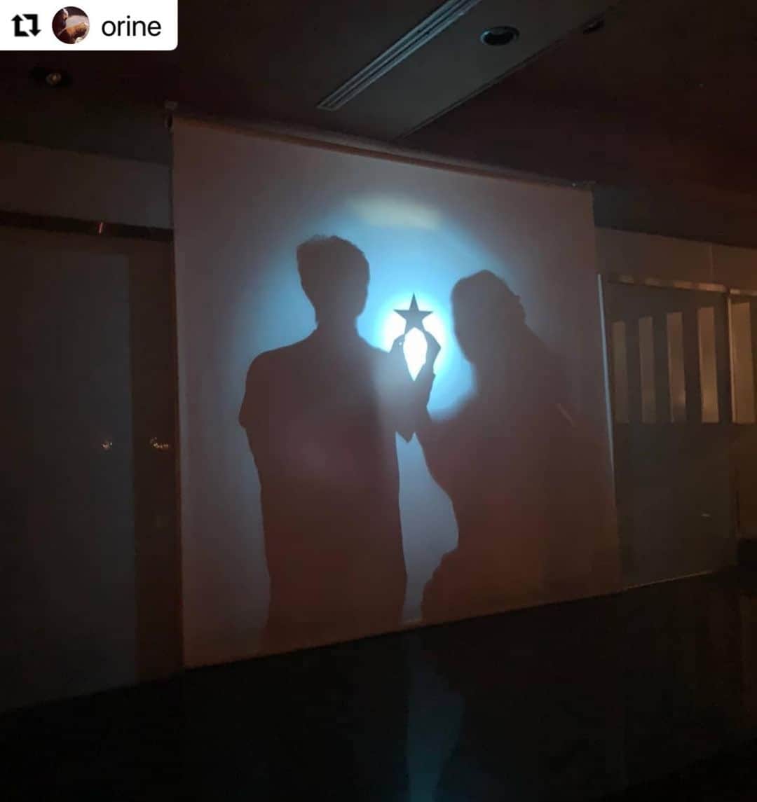 セレス高田馬場さんのインスタグラム写真 - (セレス高田馬場Instagram)「#Repost @orine with @make_repost ・・・ . . @orine 様よりリグラム✨ お色直し編 . . . . カラードレス編！ かなり悩みましたが、1番似合うと言われスタイルが良く見えた赤ドレスにしました(*^^*) みんな赤のイメージがなかったと思うから驚かせられたかな？  再入場はシルエットにしました！ ほんとは白い光しか出来ないのに、ライトまで持ち込んでセロハン貼ってオリジナリティ出しました♪  クレールストーリア(キャンドル)の演出も好評でした☆ 新婦の手紙の代わりに電子マリンバを演奏しスライドを流しました！ 演奏はグダグダになってしまいましたが、感動したって声もあって良かったです(*^^*)  式場のスタッフさん達と撮った写真は宝物です！！ 本当に素敵な式を一緒に作って下さった皆様ありがとうございましたヽ(*´∀`)ﾉ  #セレス高田馬場 #celes高田馬場 #カラードレス #お色直し #キャンドルサービス #シルエット #結婚式 #赤ドレス #幸せ #感謝 #wedding #colordress #bridal #thankyou #happywedding」10月16日 18時50分 - celestakada