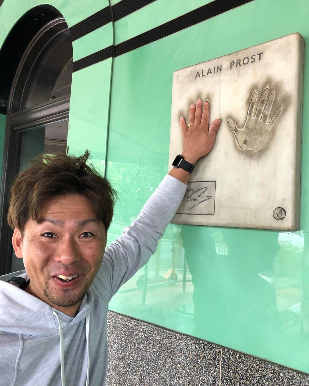 土井雪広のインスタグラム：「37年間生きてきて初めて知った。  F1ドライバーのプロストは僕より手が小さかった😱  #adelaide」