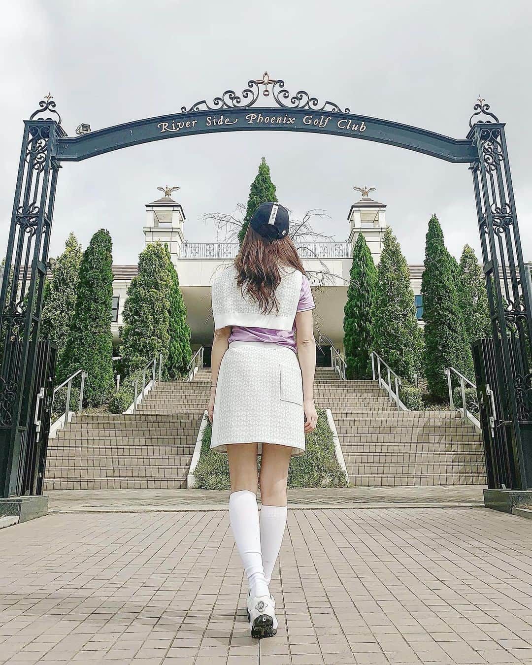 のインスタグラム：「お城みたい…🏰💕﻿ ﻿ 花より男子の舞台になりそうな💜﻿ ﻿ ﻿ ﻿ 入り口可愛すぎるゴルフ場行ってきた^ ^✨✨﻿ ﻿ ﻿ 翌日がゴルフ番組の収録だったので、疲労が残らない程度のハーフでサクッと練習⭐️﻿ ﻿ ﻿ このハーフが逆に調子良かったし、朝早くないし、うちっぱへ行くよりハーフでサクッと練習にハマりそう💕﻿ ﻿ ﻿ ﻿ ゴルフにどハマりしてる❤️暇さえあれば行きたいし、番組でちゃんと成果出せるようにもっと場数踏みたい！！✨✨﻿ ﻿ ﻿ コーデはまた改めてご紹介しまっす💜﻿ ﻿ ﻿ ﻿ ﻿ ﻿ ﻿」