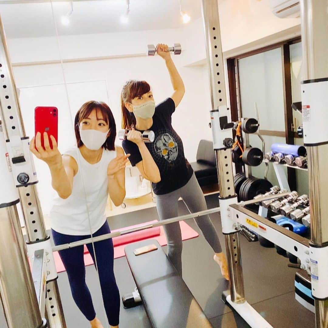 大原かおりさんのインスタグラム写真 - (大原かおりInstagram)「♡♡♡ もしかしてだけど〜🎶 もしかしてだけど〜🎶 メチャクチャ嬉しいお仕事が決まるかもしれないので🤗🎶 決まる前に体作りをしています👯‍♀️💕 (↑気が早い。笑) ☺︎ 麻布十番にあるパーソナルトレーニングジム『フィジック✨』 トレーナーの菅長さん、可愛い顔してますがメチャクチャ厳しくしごいてきます👋🤣 ☺︎ 週2で通っているので、ずっと毎日どこかしらが筋肉痛の状態です🤪💦💦💦 夢に向かって突き進むのは簡単なことでは無いですが夢が無いよりもいいよねっ♡♡♡ 夢が現実になるまで頑張ろっと😘❤️ P.S)私のTシャツがキモい件💀w ☺︎ 💪 Phygic(フィジック)💪 ‭☎️03-6277-8333‬ ⑅◡̈⑅ #麻布十番 #Phygic #フィジック #パーソナルトレーニング #夢に向かって #トライ ♔∴∵∴∴∵∴♔∴∵∴♔∴∵∴♔∴∵∴♔∴∵∴♔∴∵∴♔∴∵∴♔∴∵∴♔∴∵∴♔ repost @phygic.official 💪👩✨✨  元ミニスカポリス👮‍♀️の、 大原がおり(かおり)様《 @oharagaori_otty 》がボディメイクのためにPhygicでトレーニングがんばってくださっております！！  かおりさんのYouTubeが面白くて私も毎回観ております🥺💘 美胸エクササイズやバストアップ、美脚ストレッチの動画もアップされているのでぜひぜひ女性の皆さんもチェックしてみてください☝️  そして！ かおりさんのボディメイクも全力サポートしていきます🔥🔥引き続きがんばりましょう✊  #ミニスカポリス #トレーニング #ダイエット #ボディメイク #ワークアウト #姿勢改善 #ヒップアップ #オンライントレーニング #腹筋女子 #O脚改善  #二の腕 #背中美人 #美尻  #家トレ#training#workout#personaltraining#diet#bodymake  #筋トレ垢さんと繋がりたい  #ダイエット垢さんと繋がりたい  #筋トレ女子  #筋トレ好きと繋がりたい #ダイエット仲間募集中」10月16日 18時53分 - oharagaori_otty