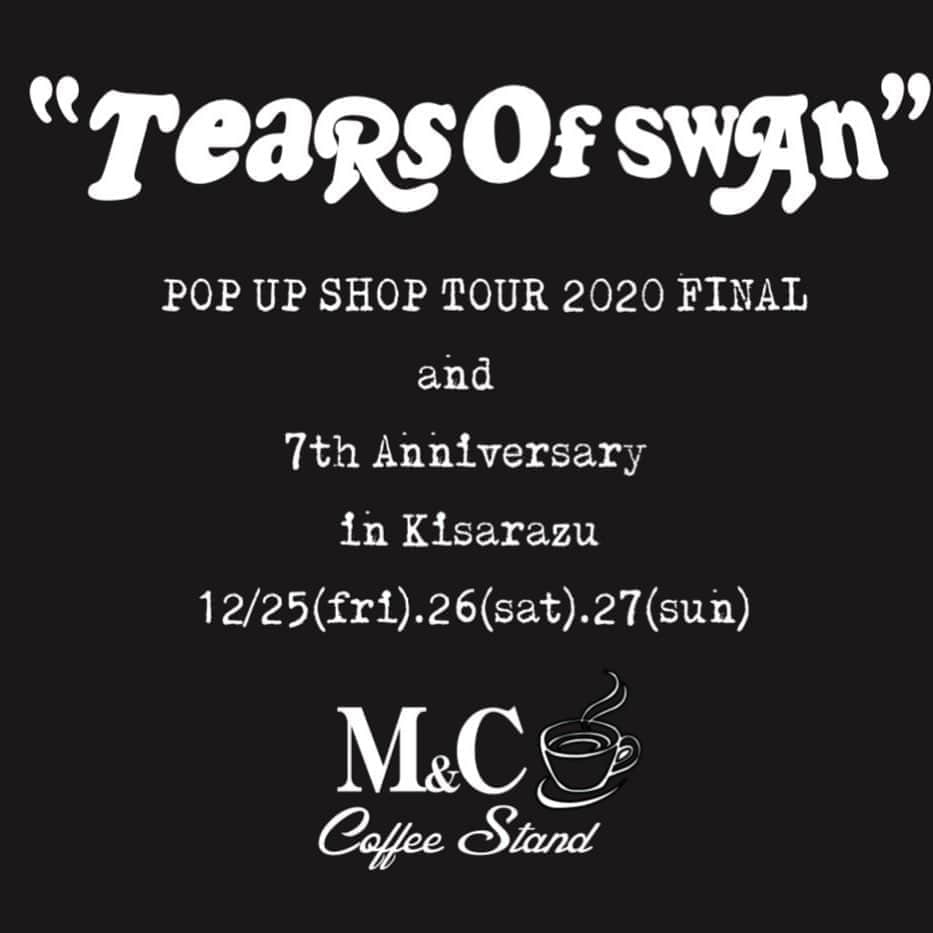 のインスタグラム：「12月末に地元である木更津にて今年最後のPOP UP SHOP TOURとブランド立ち上げ7周年を記念した催事を開催させて頂きます!! 7周年記念アイテム、新作アイテムもご用意して、皆様のご来店を心よりお待ちしておりますので宜しくお願い致します(^^)☕️🏘🕴  TEARS OF SWAN POP UP SHOP TOUR 2020 FINAL&7th Anniversary in KISARAZU  DAY:2020.12/25(fri).26(sat).27(sun) TIME:13:00〜20:00 SHOP:M&C coffee stand PLACE:千葉県木更津市中央2-6-2 TEL:0438-55-6043  @tears_of_swan  #tearsofswan @mandc_coffee_stand.2019 #mandc_coffee_stand  #7周年 #木更津 #千葉 #今年も宜しくお願い致します」