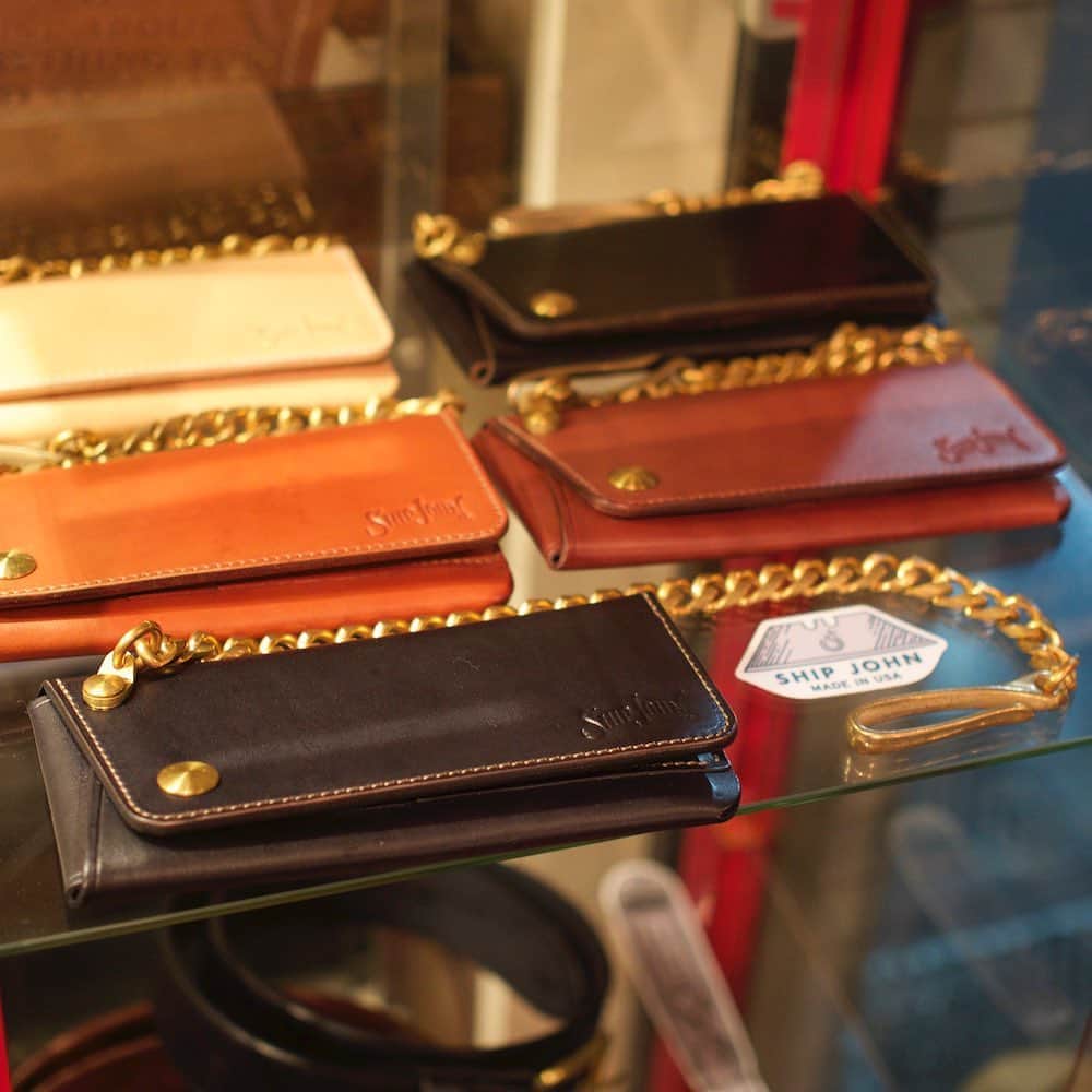 のインスタグラム：「『SHIP JOHN』WESCO恵比寿店でもご覧頂けます！ 新入荷があったばかりの『SHIP JOHN』。 今回からWESCO恵比寿店でもウォレットやコインケース、ベルトなどのレザー小物をご覧頂けるようになりました！ Gibson Walletは物欲を刺激するディテイルに加え、非常に薄くコンパクトなのに一万円札が綺麗に収まるところもポイントです！ 是非実際に触れてみてください。 . #shipjohn #gibsonwallet #gibson #wallet #vegtan #vegtanleather #cowleather #horseleather #japanlimited #portland #oregon #usa#wescojapan #wescoosaka #wescoebisu #wescosetagaya #wescokanazawa」