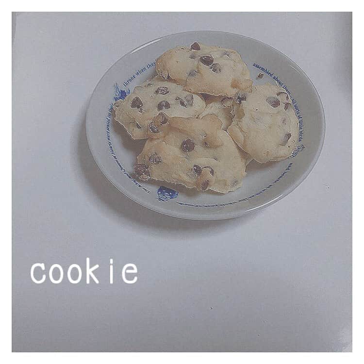 凛美さんのインスタグラム写真 - (凛美Instagram)「🍪🍪🍪﻿ ﻿ チョコチップクッキー作ったよ〜✌︎﻿ 見た目はスコーンみたい💦﻿ ﻿ ﻿ ﻿ ﻿ ﻿ ﻿ ﻿ ﻿ 今度はどんなの作るか楽しみ〜♡﻿ #チョコチップクッキー#chocolate#クッキー#cookie#スコーン ？ #お菓子作り#クッキング#料理女子#おうち時間」10月16日 18時56分 - rimi_kenon_official