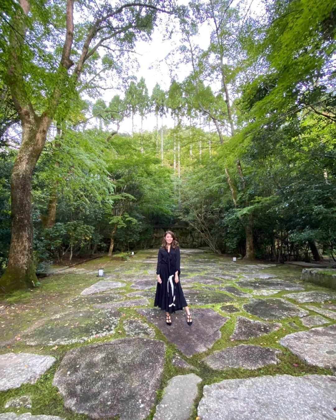 齋藤菜月さんのインスタグラム写真 - (齋藤菜月Instagram)「自然に囲まれたところが大好き🌿 お休みの日はなるべく自然に触れたいなあ🐕  ほぼ自分のお店にいるから行動範囲が狭いのと、いつも仲良しな人たちと遊んでるから 物をなくすことがあまりないのに 携帯タクシーに忘れちゃって大変だったあ💦 でもソフトバンクの人が位置情報探してくれて見つけ出せました❣️ 情報社会ってすごい❣️ 取りに行くのは遠くて大変だったけど🚕 携帯なくても生きていけるタイプだけど仕事と人に迷惑かかるからやっぱダメですね笑笑 12が出たら買おうっと📱  バーサイトウは予約制 pinponbyN,西麻布Nは毎日営業しております❣️ ご連絡おまちしてます🥰#華金 #自然が好き#山が好き#旅行したい #barsaito#wine#winebar#🍷」10月16日 18時57分 - irisnacchi