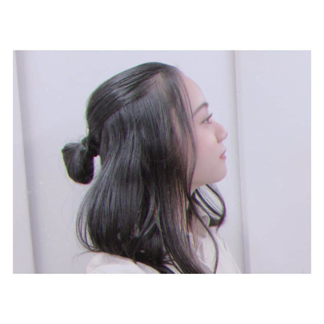 BmF【公式】のインスタグラム：「💇‍♀️  髪の毛が伸びてきたので、ヘアアレンジの種類が増えてきました。 この髪型、すごく上手くいって結構気に入ってるんです😎  個人的に、皆さんに早く届けたいものがあるので 楽しみにしていてくれると嬉しいです🥰  #miyuki #BmF #ビーマイナーエフ #高校生 #jk #jk2 #04 #16歳 #Japanese #Japanesegirl #ヘアアレンジ #ボブヘアアレンジ #お団子」