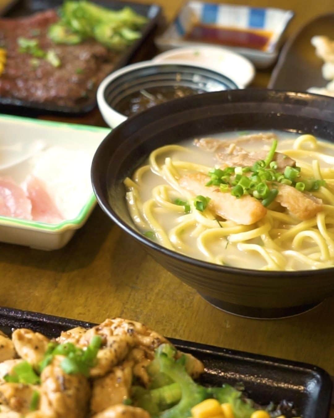 Be.okinawaのインスタグラム：「October 17th is Okinawa Soba Day. Numerous variations of toppings are available from everyone’s favorite Soki (tender pork rib) and Sanmainiku (pork belly) to meat and vegetables or Yushi tofu (unsolidified tofu). Recently, fusion recipes using Okinawa soba noodles or vegan menus are available. On your future trip to Okinawa when the situation improves, please try finding your favorite soba dish.  Hold on a little bit longer until the day we can welcome you! Experience the charm of Okinawa at home for now! #okinawaathome #staysafe  Tag your own photos from your past memories in Okinawa with #visitokinawa / #beokinawa to give us permission to repost!  #okinawasoba #沖縄そば #沖繩麵 #오키나와소바 #localfood #鄉土料理 #향토음식 #沖縄料理 #japan #travelgram #instatravel #okinawa #doyoutravel #japan_of_insta #passportready #japantrip #traveldestination #okinawajapan #okinawatrip #沖縄 #沖繩 #오키나와 #旅行 #여행 #打卡 #여행스타그램」