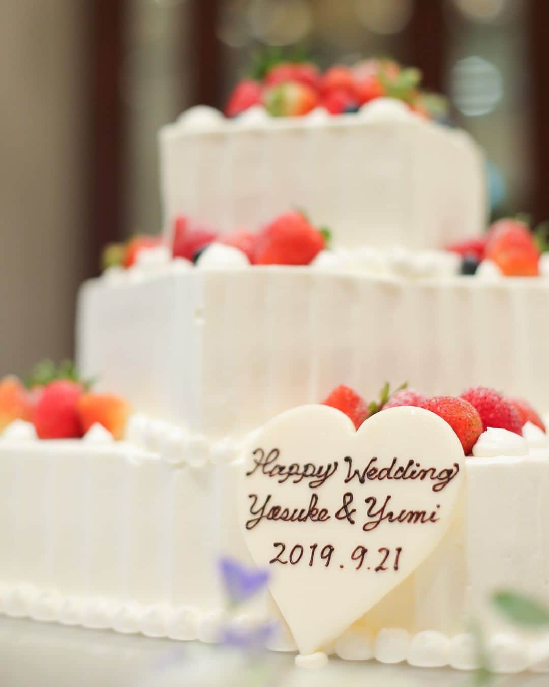 アニヴェルセル 白壁 公式さんのインスタグラム写真 - (アニヴェルセル 白壁 公式Instagram)「* 『おしゃれなスクエアタイプのウェディングケーキ 🎂』 * オリジナルウェディングケーキは、ご結婚式のご準備中に考えるだけでワクワクするアイテムのひとつです♡ * 人気のいちごを使った可愛いショートケーキも、今回のお写真の様なスクエア型を三段にすることで可愛さとおしゃれさが感じられるケーキに仕上がりますよ✨ * いちごのケーキに少しアレンジを加えたウェディングケーキをご希望の方に人気のデザインです♡ * また、クリームの塗り方や、使用するいちごの量や置く位置によって、同じスクエア型でもイメージを大きく変化させることができますよ♬ * おふたりの想い描く「世界にひとつだけのオリジナルケーキ」で素敵な当日をお迎えくださいね🍰 * * * * *.゜｡:+*.゜｡:+*.゜｡:+*.゜｡:+*.゜⁣ 東海エリアを代表する⁣ 花嫁の美しさが輝くロイヤルブルーの大聖堂⛪⁣ ⁣ 「アニヴェルセル 白壁」⁣ ⁣ 花嫁のトレンドをおさえた⁣ 憧れウェディングを紹介していきます✨⁣ ⁣ ▼ご連絡はアカウントトップ（ @anniversaire_shirakabe ）にある【問い合わせ】の『電話する』『メール』より📞⁣ *.゜｡:+*.゜｡:+*.゜｡:+*.゜｡:+*.゜⁣ * * * * #アニ嫁 #アニスタグラム #アニヴェルセル #オリジナルウェディング #アニヴェルセル白壁 #結婚式場 #式場探し #式場見学 #愛知花嫁 #愛知プレ花嫁 #結婚準備 #名古屋花嫁 #名古屋プレ花嫁 #名古屋結婚式 #花嫁準備 #秋婚 #結婚式写真 #結婚写真 #名古屋ウェディング #ウェディングフォト #ウェディングケーキ #ウエディングケーキ #ウェディングケーキデザイン #ウエディングケーキデザイン #ファーストバイト #ケーキ入刀 #披露宴準備 #披露宴演出 #オリジナルウエディング #anista_cake」10月16日 19時00分 - anniversaire_shirakabe