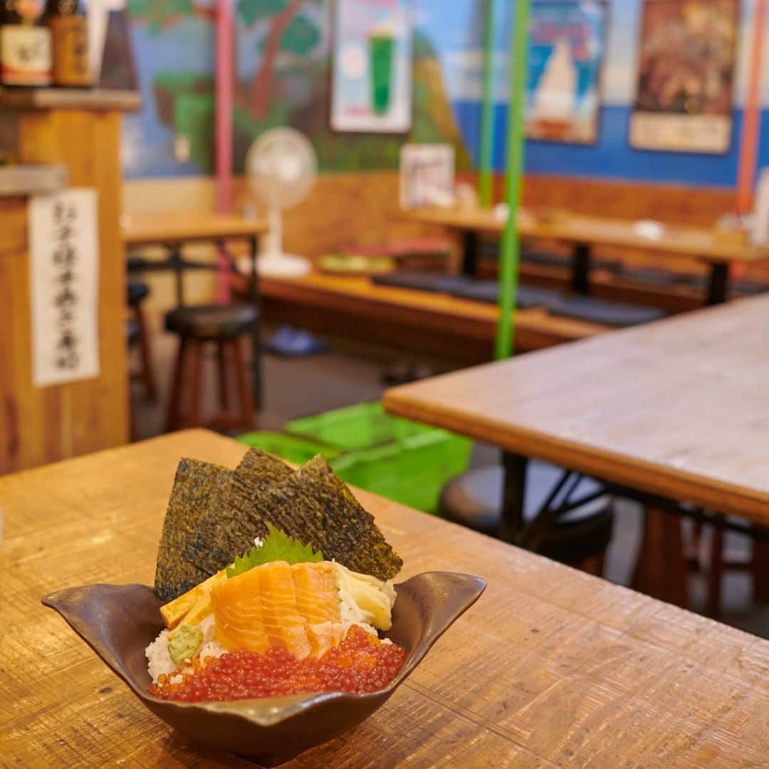 アクアシティお台場/AQUA CiTY ODAIBAさんのインスタグラム写真 - (アクアシティお台場/AQUA CiTY ODAIBAInstagram)「・ 【食欲の秋！秋グルメ特集】 ・ 脂たっぷりのサーモンといくらの海の親子丼。海の恵み溢れる贅沢な海鮮丼は、大満足のボリュームです。 ・ なんで・や（1F） ・ アクアシティお台場 @aquacity_odaiba_official ・ #アクアシティお台場 #なんでや #nandeya #居酒屋 #サーモンいくら丼 #刺身 #海鮮丼 # #日本酒 #お台場デート #グルメ #東京グルメ #foodstagram #飯テログラム #ランチ #ディナー #食欲の秋 #秋 #秋グルメ #aquacityodaiba #お台場 #アクアシティ #東京リゾー島 #odaiba #aquacity #台場 #daiba #東京 #tokyo #日本 #japan」10月16日 19時00分 - aquacity_odaiba_official