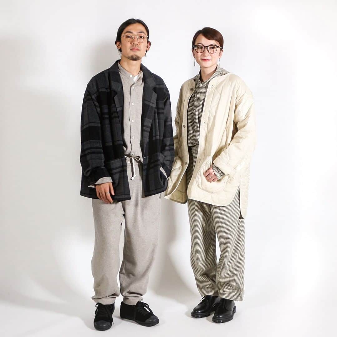 Zoff Officialのインスタグラム：「Zoff×JOURNAL STANDARD relumeアイウェアコーデプレゼント企画③リラックスコーデ  今シーズンのJOURNAL STANDARD relumeの一押しスタイリング。 「パジャマにジャケットを羽織る様な」リラックスしたコーディネート。 ジャケットはオーバーサイズのダブルあわせ。中のセットアップはウール混の素材で、上品な仕上がりです。メガネはあえてメタルフレームをチョイスしてフォーマル感をプラスしリラックスコーデのアクセント。 （メガネ:ボストン型 カラー:ゴールド レンズ:ブルーライトカット率約33％度無しレンズ/ジャケット：オーバーサイズダブルジャケット Lサイズ/シャツ:ウールフランネルシャツ Lサイズ/パンツ:ウールフランネルワイドイージーパンツ Lサイズ）  こちらのコーデを抽選で1名様にプレゼント。※メンズコーデのみ対象 ▼▼▼ ZoffとJOURNAL STANDARD relumeがオススメするアイウェアコーデを抽選で合計3名様にプレゼントします。   ■応募方法 下記、2条件を満たすことで応募完了となります。 1.Zoff公式Instagramアカウント（@zoff_eyewear ）をフォロー 2. Zoff公式Instagramアカウント（@zoff_eyewear ）が投稿する「コーデプレゼント企画」投稿に対し、欲しいコーディネートのコメント欄に「プレゼント希望」とコメントで応募完了。  ※お届けするメガネにはすべて、日常使いがしやすい透明度重視のカット率約33％「ブルーライトカット」、レンズの傷つきを防止する「ハードコート」、水・皮脂などの汚れを防止する「超撥水コート」、紫外線約99.9％カットする「UV400」が施されている度無しレンズがセットされています。 ※ブルーライトカット率の測定基準は、光の波長380~500nm、レンズの中心肉厚約２㎜での平均カット率です。 ※本掲載画像は「ブルーライトカット」レンズではございません。  ■キャンペーン期間 2020年10月16日（金）～2020年11月15日（日）23:59まで  ■当選発表 当選結果はDMにて当選者様のみにお知らせいたします。 ■プレゼント発送予定 2020年11月末 ※すでにZoff公式Instagramアカウントをフォローいただいている方もご参加いただけます。 ※公開アカウントのみ抽選対象とさせていただきます。 ※キャンペーン期間中にフォローを外されている方は対象外とさせていただきます。 ※詳しくは特設サイト「Zoff×JOURNAL STANDARD relume」をご覧ください  #zoffjsr #zoff #journalstandardrelume #relumejournalstandard #relume #ゾフ #メガネ #アイウェア #サングラス #glasses #sunglasses #コーディネート #メンズファッション #メンズファッションコーデ #メンズコーデ #メンズスタイル #ウィメンズ #ウィメンズファッション #レディースファッション #レディースコーデ #ウィメンズコーデ #ファッションコーデ #ファッション好きな人と繋がりたい #ファッション #プレキャン #プレゼントキャンペーン #プレゼント企画」
