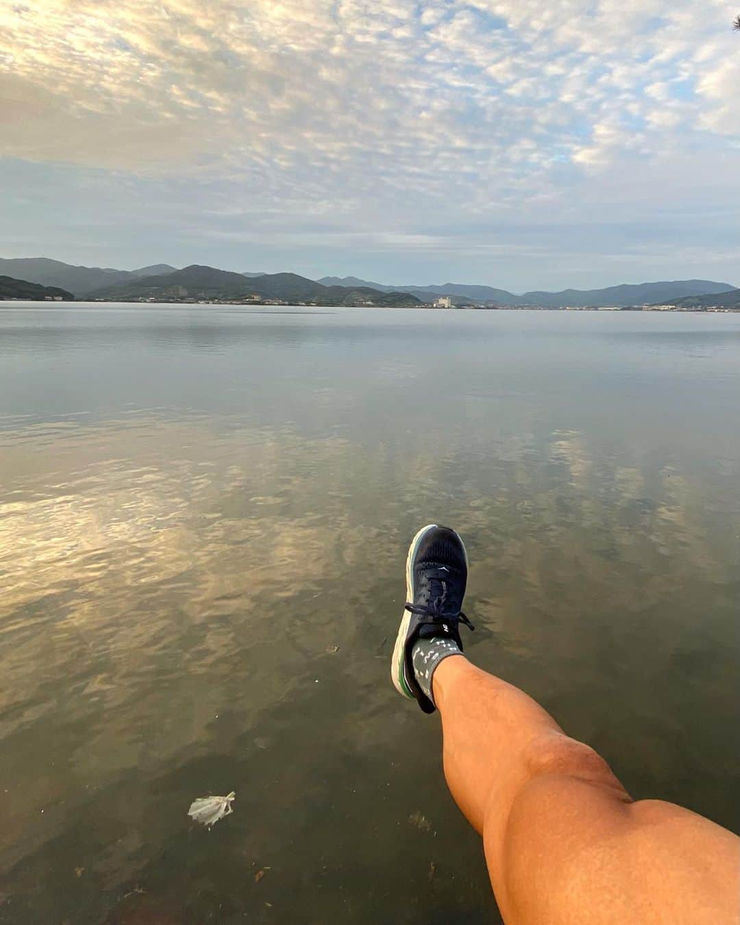 のインスタグラム：「#旅ラン 合宿を除けば半年以上前の屋久島以来なので久しぶり、湖畔沿いを体をほぐす程度にジョグ、知らない場所を走る新鮮味は、やはり心身満たされる。 ドライブしてそのまま走れる #ホカオネオネ #クリフトン7  は万能過ぎて物凄く重宝。 予備時間を使って、GOTO利用してみて、リラックスタイムを得たのが大当たりだな。 #エンデュアライフ」