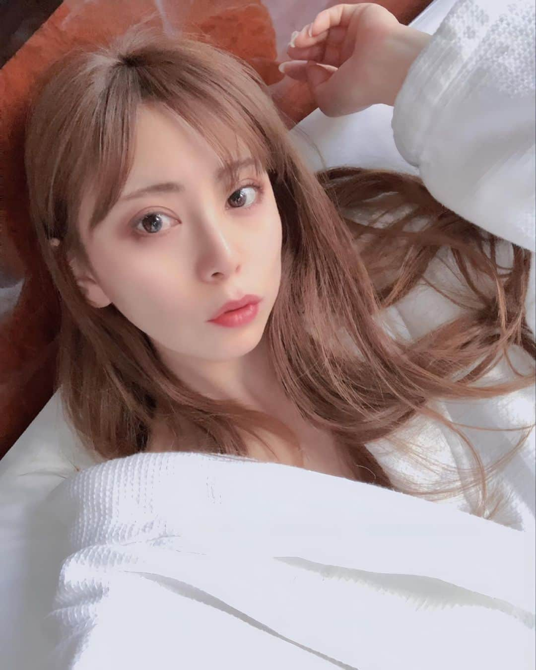 星川凛々花 （仁美まどか）さんのインスタグラム写真 - (星川凛々花 （仁美まどか）Instagram)「🤍🥼🐑🍼💭﻿ ﻿ ぬくぬくから抜け出せない季節になったね💁‍♀️﻿ ﻿ サンジさん(愛猫)がベッドで一緒に寝てくれる季節🙆‍♀️﻿ ぬくぬくが幸せすぎて、もうなんでもいいあたし平和。て思える程だよ💓﻿ ﻿ みんなも程よくぬくぬくして息抜きしようね🙆‍♀️🙆‍♀️﻿ ﻿ #ぬくぬく﻿ #ねこと暮らす﻿ #ねこのきもち﻿ #星川凛々花　﻿ #星川凜凜花　﻿ #AV女優　﻿ #セクシー女優　﻿ ﻿ ﻿」10月16日 19時04分 - momo_rin1225