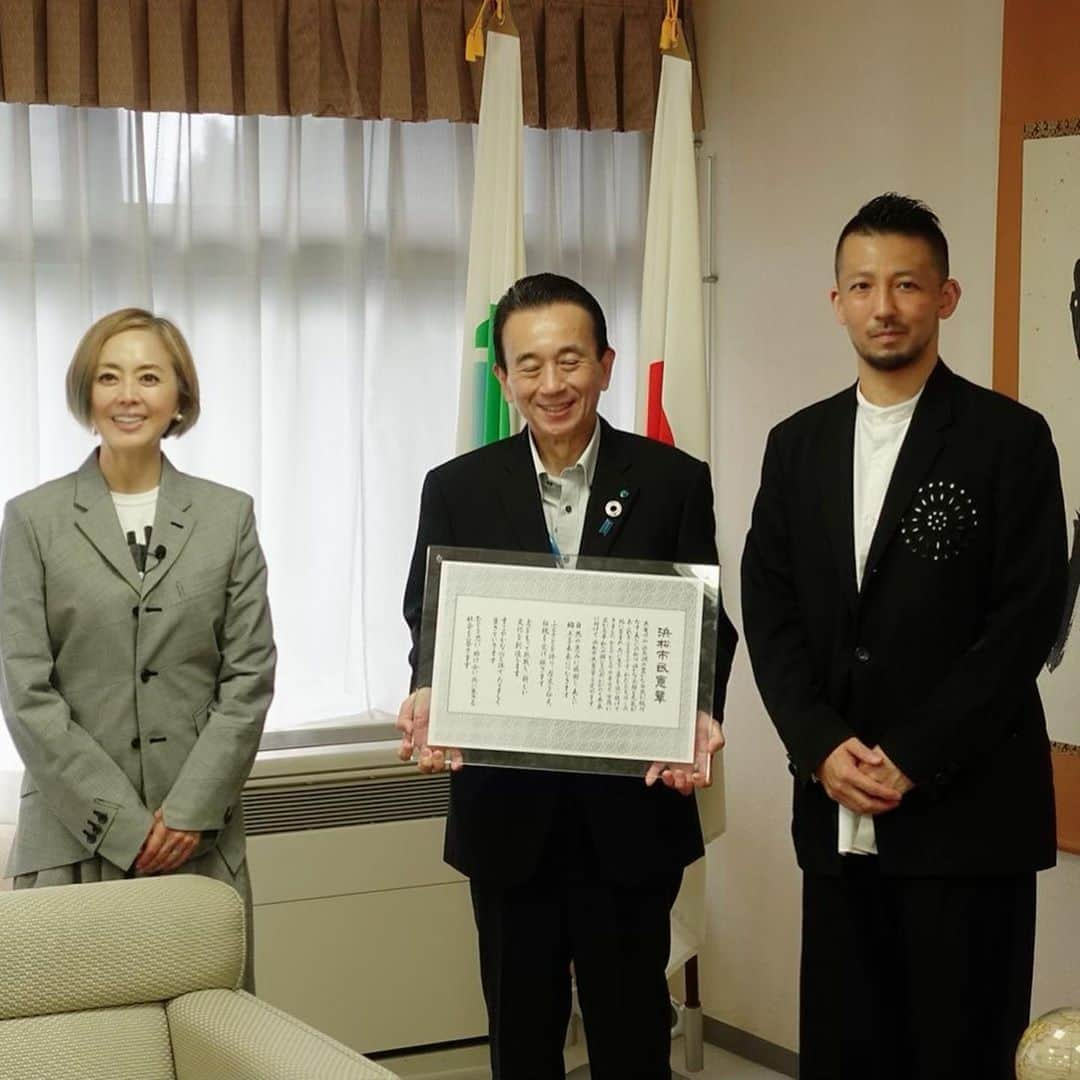 熊谷真実さんのインスタグラム写真 - (熊谷真実Instagram)「浜松市長　鈴木康友市長さんへ表敬訪問させていただきました。 沢山の取材の方も来てくださり感謝致します。 夫の故郷である浜松の良いところを沢山発信していけたらと思います！ どうぞ宜しくお願いします！ #熊谷真実#浜松市長#表敬訪問#鈴木康友さん#中澤希水#浜松暮らし#感謝」10月16日 19時05分 - mami_kumagai310