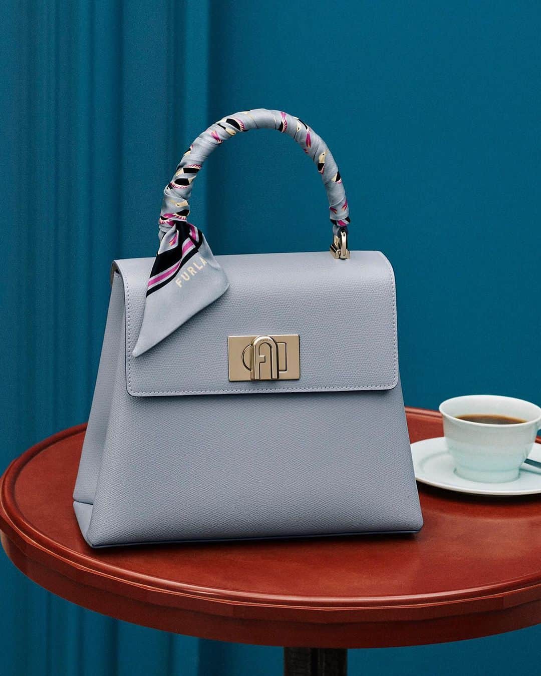 フルラのインスタグラム：「Celebrate shape, the color and texture together. The clean lines of the Furla S Top Handle stand out this FW20.  #thefurlasociety #furlafeeling #newcollection #furla #accessories #fashion」