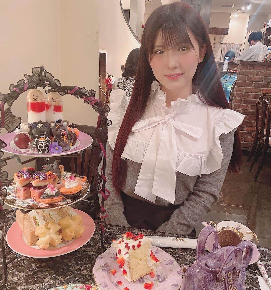 秋本ひまりのインスタグラム：「みいちゃん(@mii_ice_love )とハロウィーンアフタヌーンティーに🤍  ここのお店はお皿を選べたり、かわいいにとことんこだわっている喫茶店です♪♪  ホテルのアフタヌーンティーも好きだけど、こういうあたたかいお店も大好きです😘  美味しいスイーツとかわいいみいちゃんに囲まれて幸せ空間でした〜🤍🤍  また行きましょう🖤♪♪  #私服ひまりぼん  #大條美唯  #秋本ひまり   🔥インスタ強化中🔥 💕毎日更新💕 フォローしてねっ♪ 🔥Instagram Power up🔥Please follow me♪   #自拍 #扎心了 #followme #撮影会モデル #ootd #style #sexybody #sexyhot #instagravure #맞팔 #tagsforlikes #몸스타그램 #东京 #모리사키토모미 #model #グラビアアイドル #japonaise #偶像 #撮影会モデル名鑑 #被写体  #グラドル自画撮り部 #컨셉촬영 #속옷모델 #속옷 #그라비아 #컨셉촬영  #偶像 #泳衣  #언더웨어」