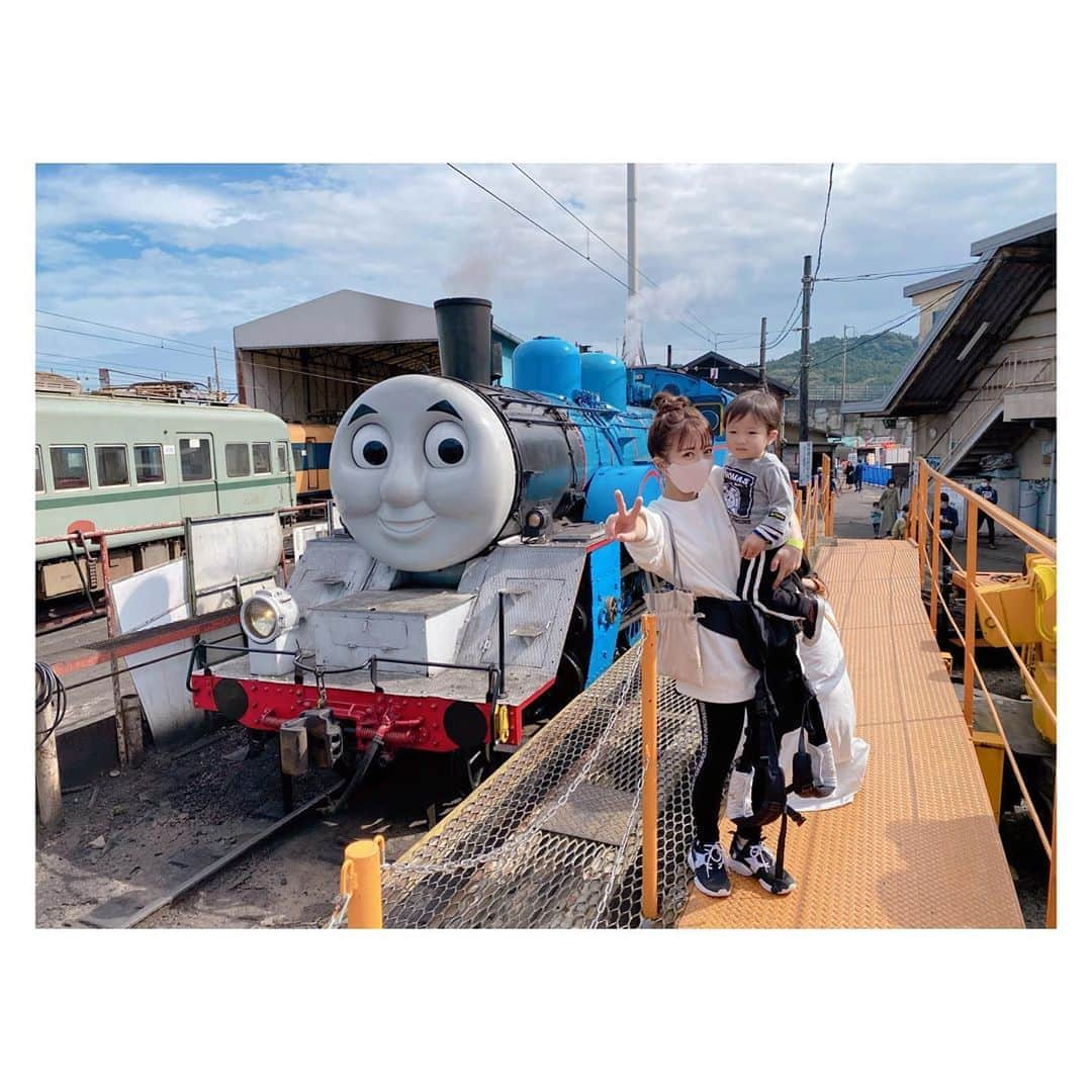 辻希美さんのインスタグラム写真 - (辻希美Instagram)「今日は大井川鐵道へトーマスに会いに行ってきましたぁ☺️💕💕  迫力が凄くて感動した❤️  swipe👉してね🙏💕  #大井川鐵道 #大井川鐵道トーマス  #トーマス #幸空 #一歳十ヶ月 #迫力満点 #感動した #🥺💕」10月16日 19時08分 - tsujinozomi_official