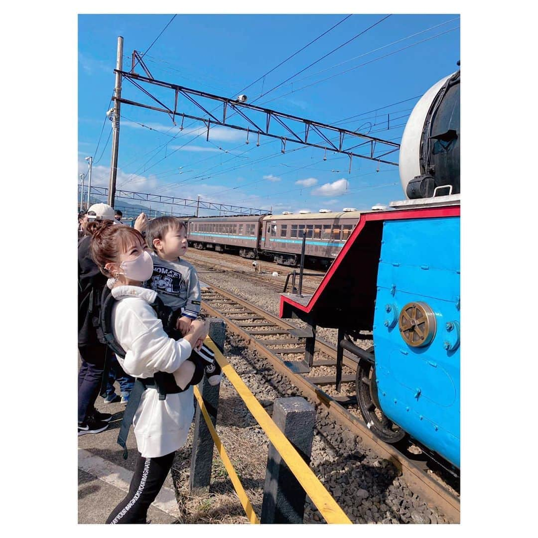 辻希美さんのインスタグラム写真 - (辻希美Instagram)「今日は大井川鐵道へトーマスに会いに行ってきましたぁ☺️💕💕  迫力が凄くて感動した❤️  swipe👉してね🙏💕  #大井川鐵道 #大井川鐵道トーマス  #トーマス #幸空 #一歳十ヶ月 #迫力満点 #感動した #🥺💕」10月16日 19時08分 - tsujinozomi_official