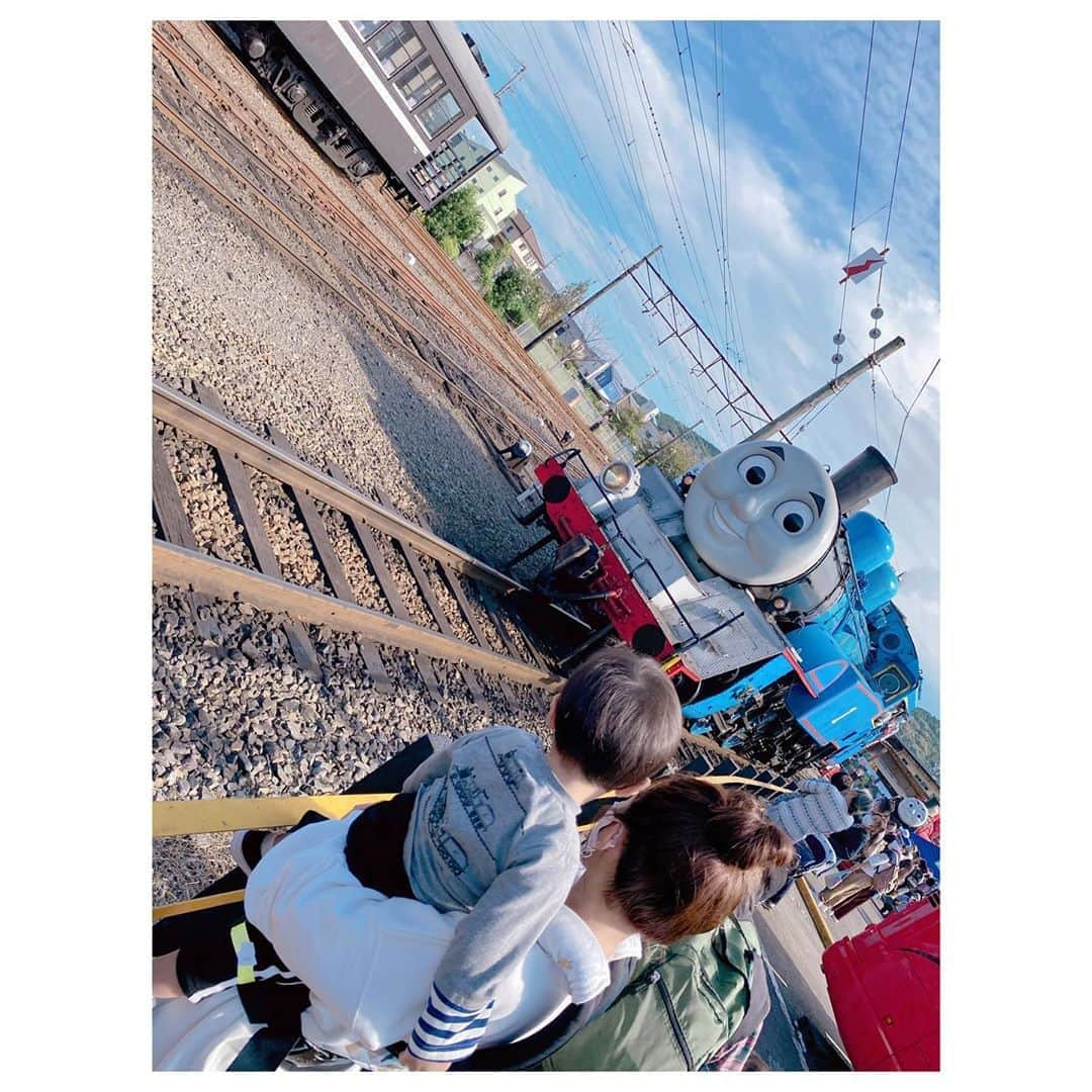 辻希美さんのインスタグラム写真 - (辻希美Instagram)「今日は大井川鐵道へトーマスに会いに行ってきましたぁ☺️💕💕  迫力が凄くて感動した❤️  swipe👉してね🙏💕  #大井川鐵道 #大井川鐵道トーマス  #トーマス #幸空 #一歳十ヶ月 #迫力満点 #感動した #🥺💕」10月16日 19時08分 - tsujinozomi_official