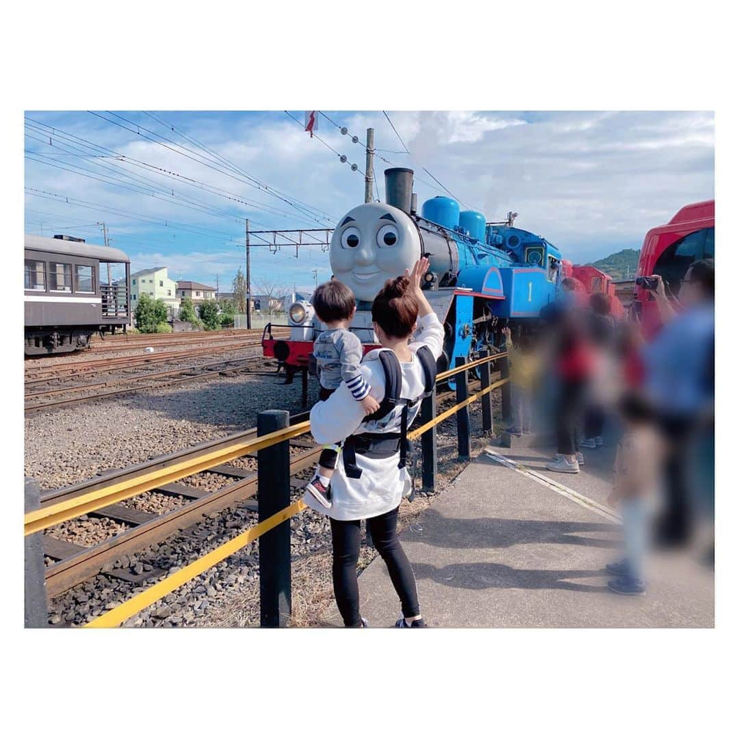 辻希美さんのインスタグラム写真 - (辻希美Instagram)「今日は大井川鐵道へトーマスに会いに行ってきましたぁ☺️💕💕  迫力が凄くて感動した❤️  swipe👉してね🙏💕  #大井川鐵道 #大井川鐵道トーマス  #トーマス #幸空 #一歳十ヶ月 #迫力満点 #感動した #🥺💕」10月16日 19時08分 - tsujinozomi_official