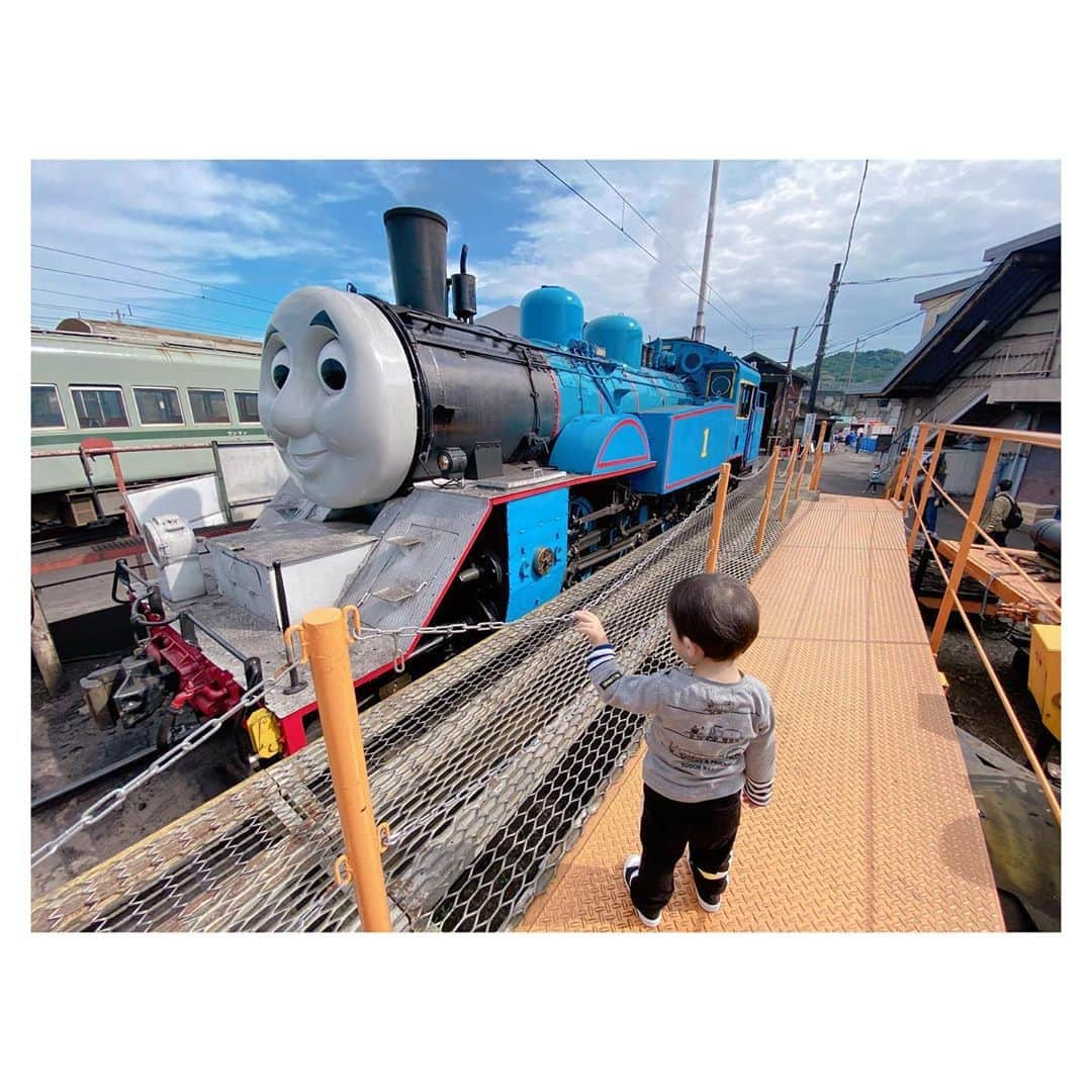 辻希美さんのインスタグラム写真 - (辻希美Instagram)「今日は大井川鐵道へトーマスに会いに行ってきましたぁ☺️💕💕  迫力が凄くて感動した❤️  swipe👉してね🙏💕  #大井川鐵道 #大井川鐵道トーマス  #トーマス #幸空 #一歳十ヶ月 #迫力満点 #感動した #🥺💕」10月16日 19時08分 - tsujinozomi_official