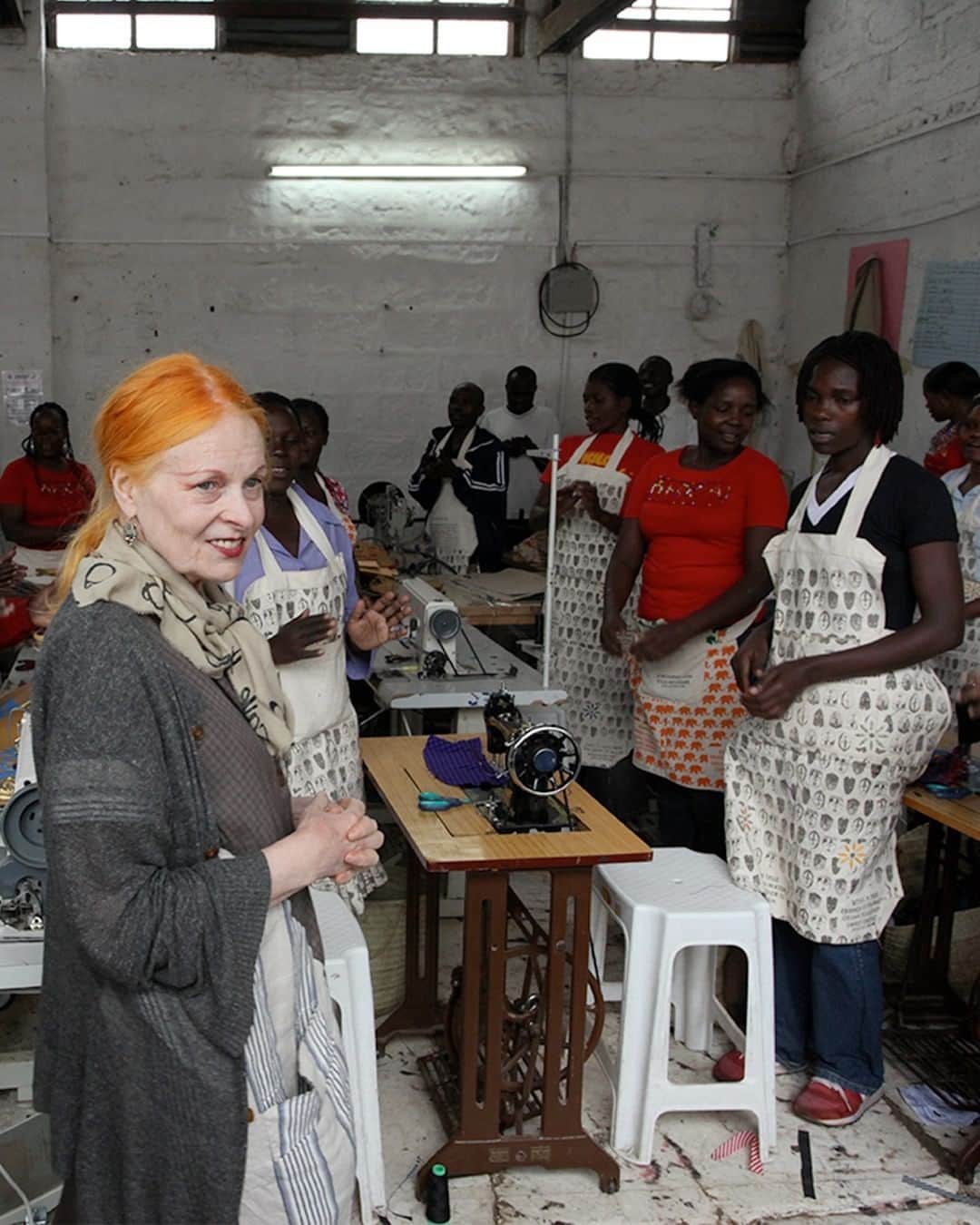 ヴィヴィアン・ウエストウッドさんのインスタグラム写真 - (ヴィヴィアン・ウエストウッドInstagram)「2020年秋冬シーズン、Vivienne Westwoodは、国連と世界貿易機関の共同機関であるInternational Trade CentreによるプロジェクトEthical Fashion Initiativeと共に活動して10年を迎えます。Vivienne WestwoodとEFI、そしてアフリカの支援団体Artisan Fashionによるコラボレーションは、画期的な社会事業であり、キベラのスラムをはじめ、ケニア、ネパール、ブルキナファソ、マリ各地で、単純なチャリティーではない、持続可能な仕事の流れを提供する目的で、地元の職人との共同での経済活動を促進しました。 #ArtisanFashion #WorkNotCharity #SustainableFashion #EthicalFashion #VivienneWestwood #ヴィヴィアンウエストウッド」10月16日 19時08分 - viviennewestwoodjapan