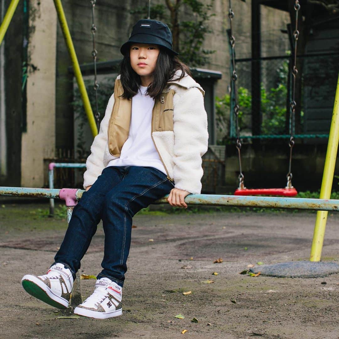のインスタグラム：「DC SHOES 2020FALL  カラー切り替えのフリースジャケットはキッズアイテムの中でも秋から冬にかけて活躍するイチオシアウター。足元にはカラーマッチに適したヒョウ柄のスニーカーをセット。  #dcshoes #dc2020fall」