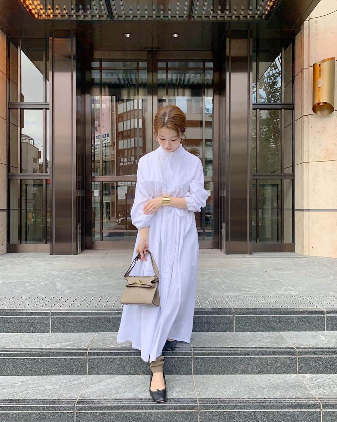 工藤はるかさんのインスタグラム写真 - (工藤はるかInstagram)「@fifth_store さんの低身長コーデ企画に 参加させていただきました🧍🏻🥜  とくにお気に入りはベストとシャツが くっついたみたいなトップスのコーデ🐾 このトップスデザインがとてもかわいい◯ 裾がフレアなトップスだったので下はストンとした シルエットのパンツを合わせました🌿  #fifth #fifthtl #フィフス  #イージーリブパンツ #ボリュームスリーブドッキングニット #ワンサイドベルトハンドルハンドバッグ #ミリタリーノーカラージャケット #シルキータッチボートネックドルマンニット #ウエストギャザーゴアードスカート #ワンハンドルミニスクエアカラーバッグ #フロントポケットバイカラースクエアバッグ #ハイネックデザインロングシャツワンピース #フロントミニベルトショルダー #低身長コーデ」10月16日 19時21分 - har_326