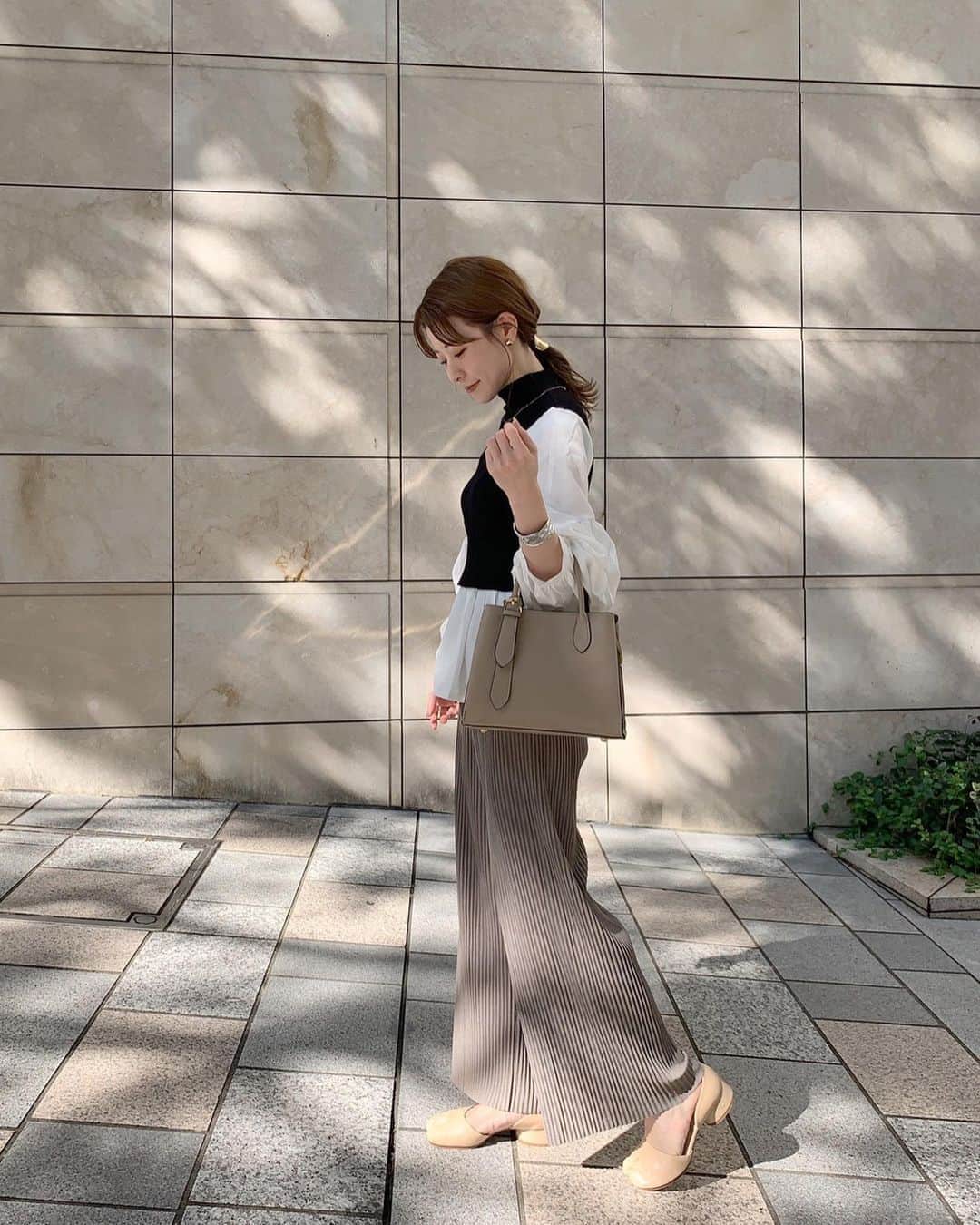 のインスタグラム：「@fifth_store さんの低身長コーデ企画に 参加させていただきました🧍🏻🥜  とくにお気に入りはベストとシャツが くっついたみたいなトップスのコーデ🐾 このトップスデザインがとてもかわいい◯ 裾がフレアなトップスだったので下はストンとした シルエットのパンツを合わせました🌿  #fifth #fifthtl #フィフス  #イージーリブパンツ #ボリュームスリーブドッキングニット #ワンサイドベルトハンドルハンドバッグ #ミリタリーノーカラージャケット #シルキータッチボートネックドルマンニット #ウエストギャザーゴアードスカート #ワンハンドルミニスクエアカラーバッグ #フロントポケットバイカラースクエアバッグ #ハイネックデザインロングシャツワンピース #フロントミニベルトショルダー #低身長コーデ」