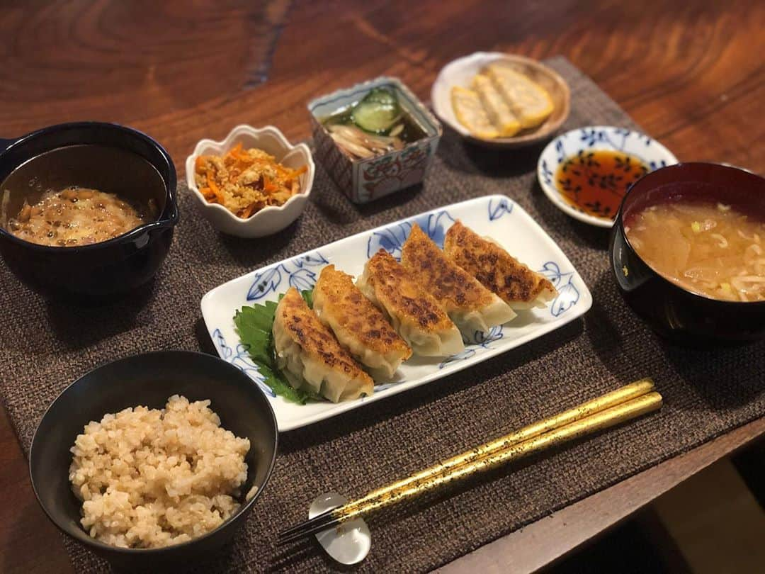 月央和沙さんのインスタグラム写真 - (月央和沙Instagram)「うちの晩ごはん🍚✨ . #大好き餃子 #にんじんしりしり #もずくきゅうり #納豆 #辛子蓮根 #大根のお味噌汁 #玄米 #褒められると #調子にのるタイプです」10月16日 19時19分 - kazusa_tsukio