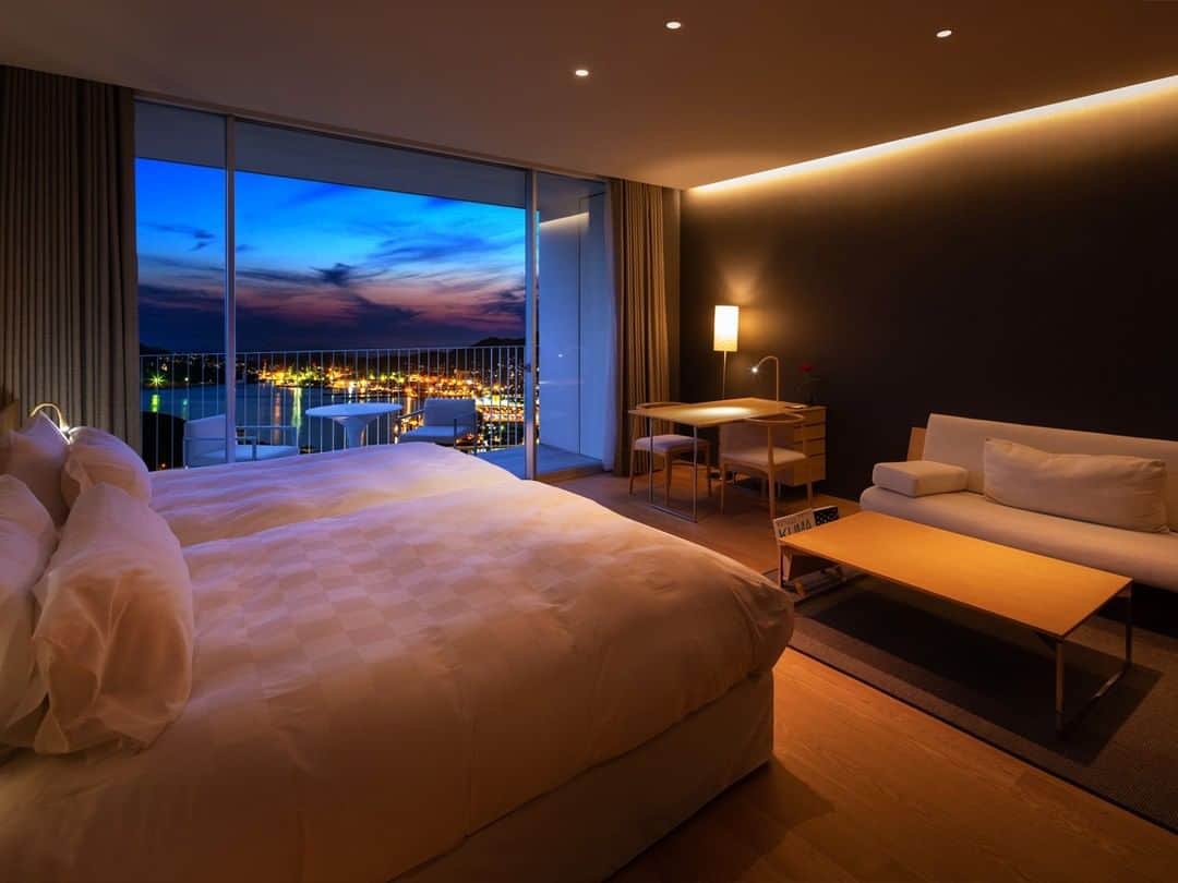 Relux | リラックスさんのインスタグラム写真 - (Relux | リラックスInstagram)「【世界新3大夜景を堪能できるホテル】  客室はすべてオーシャンビュー。緑に囲まれた離れタイプの客室もあり、バラエティー豊か。 大小さまざまな窓から見える長崎の風景はまるで1枚の絵画のようです。  まるで別荘に訪れたかのようなプライベートな空間。  輝かしい夜景の中、非日常感あふれるシティリゾートを楽しみませんか？    ------------------------------------------------ 📍ガーデンテラス長崎ホテル＆リゾート / 長崎県 ------------------------------------------------  気になる宿の詳細は、Relux公式HPまたは、便利なReluxアプリからご確認ください🔎   #ガーデンテラス長崎ホテルリゾート #長崎県 #ガーデンテラス長崎 #長崎旅行 #九州旅行 #九州観光 #長崎観光 #世界新三大夜景 #夜景が綺麗 #隈研吾  #国内旅行 #週末旅 #週末旅行 #大人の休日 #記念日旅行 #誕生日旅行 #温泉旅行 #旅館 #温泉旅館 #ホテル #ラグジュアリーホテル #リゾート #リゾートホテル #旅スタグラム #旅行好きな人と繋がりたい #unknownjapan #japantravelphoto」10月16日 19時30分 - relux_jp
