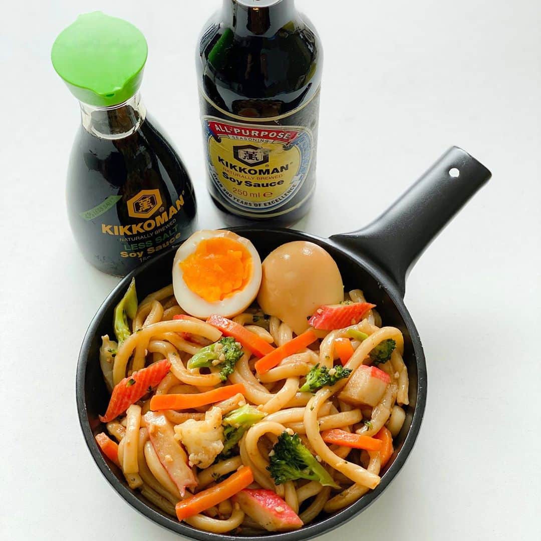 Little Miss Bento・Shirley シャリーさんのインスタグラム写真 - (Little Miss Bento・Shirley シャリーInstagram)「Soy sauce is definitely a staple in my kitchen. Is it for yours as well? So I am super happy when Kikkoman @kikkoman_europe asked me to share a simple bento recipe using their healthy all-purpose soy sauce seasoning.    Sautéed udon (1 pax bento serving)  Ingredients  1 pack - udon noodles  1 clove garlic, minced  Vegetables, as preferred, in cubes or cut in smaller pieces  Imitation crabstick/or preferred meat (optional) , cubes or cut in smaller pieces  1 tbsp kikkoman soy sauce  1 tbsp mirin  1 tbsp cooking wine  0.5 tsp brown sugar  1.5 tsp vegetable oil  Method  1. Quickly blanch noodles in hot boiling water for 1-2mins , or follow the pack for instructions  2. Cut and prepare vegetables/meat to set aside  3. Heat oil in pan, and add in garlic and sautéed until just lightly browned. Add in meat (if any) and followed by vegetables and stir fry until almost done.  4. Add in the noodles, kikkoman soy sauce and sautéed for a few more minutes until the noodles are cooked and well coated with the sauce.   Seasoned soft cooked egg (1 pax) Ingredients 1 medium size egg  25ml water  1 tbsp Kikkoman less salty soy sauce  1 tbsp mirin   Method  1. Boil the egg for about 5-6 mins, recommended cooking timing might differ depending on the size of your egg.  2. Immediately place the cooked egg in iced or cold water and peel the egg gently.  3. In a cup or a zipper bag, add in the seasoning sauce and submerged the egg either overnight or for at least 1 hour  4. Cut and serve」10月16日 19時23分 - littlemissbento