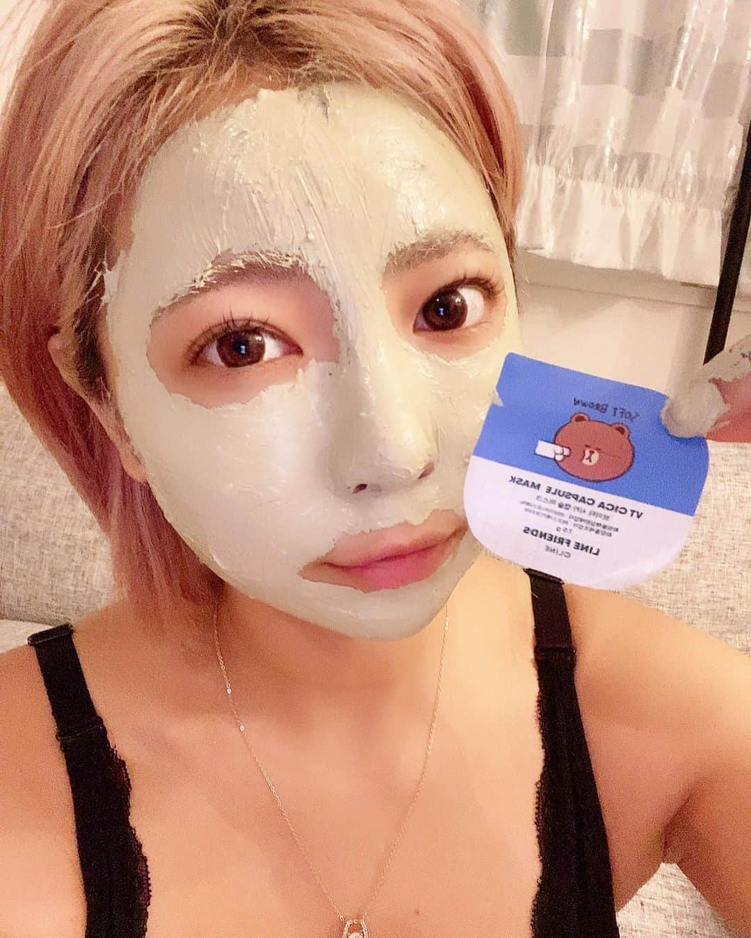 吉澤友貴さんのインスタグラム写真 - (吉澤友貴Instagram)「@vtcosmetics_japan の VT CICA CAPSULE MASKを頂いたので試したよ〜💓  CICAは肌鎮静&肌再生効果❤︎ クレイは毛穴の老廃物や皮脂を吸収して肌を清潔にする効果❤︎ 毛穴、ニキビケアもできるそうです❤︎  実際使ってみて思ったのがクレイパックなのに時間を置いてもカピカピしないのが良かったのと洗い流しやすかった🥰 一回でもお肌のトーンアップと透明感を感じられた〜💓 週一位継続して使うといいそうです✨  私はお風呂浸かりながら使ったよ〜🛀  継続して使ってみよっと😍 Qoo10で購入できるよ〜✨  @vtcosmetics_official  #恵比寿マスカッツ#AV女優#ゲッスー#吉澤友貴#アイドル#セクシー#美容#ファッション#タイ#可愛い#沼ジョ#ショートヘア#ハイトーンショート#美肌#美肌ケア#クレイパック#CICA#CICACAPSULEMASK#VT#vtcosmetic#vtcica#シカカプセルマスク#linefriends#sally#brown#ブラウン#サリー#キャラクター#VTコスメ#韓国コスメ」10月16日 19時24分 - yuki_yoshizawa_