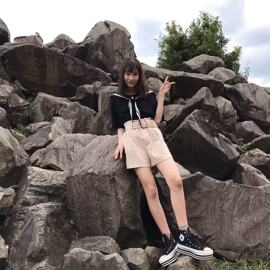 のインスタグラム：「レザーのベルト~‼︎ ・ 「最近、レザー素材のアイテムが流行ってるけど、チャレンジしにくいな…」 ・ そう感じている子は、このボトムみたいに、 ベルトなど小さい所にレザーを取り入れるとチャレンジしやすいと思います☺︎ ・ ・ #ニコラ#太田雫 #コーデ#ootd#レザー#ベルト#Stradivarius#converse#岩#ゴツゴツ岩#rock」