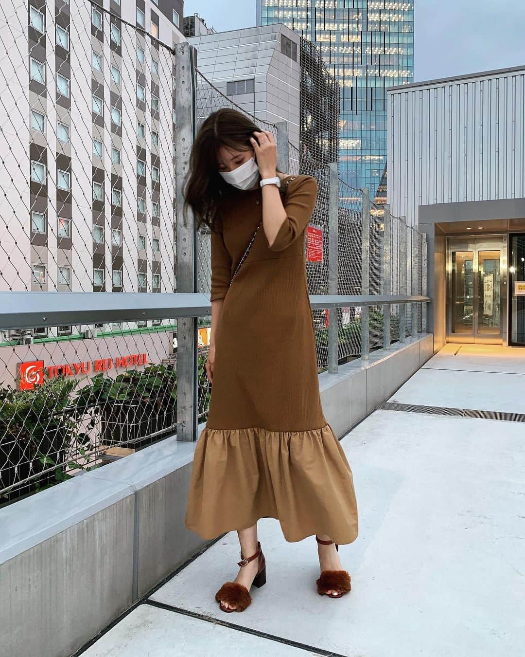 金子栞のインスタグラム：「まだ夏の終わり頃のやつ。 異素材ミックスでバックスタイルも可愛いワンピース。#coel   もうとっくに肌寒くなってるのに受け入れ切れてなくてアウター類出せてません💦笑  そしてあっという間に今年も終わりかーと思う時期になってきました。早すぎる。 本格的な寒さになる前にわんころ連れてお出かけしたいなぁ。🐶」
