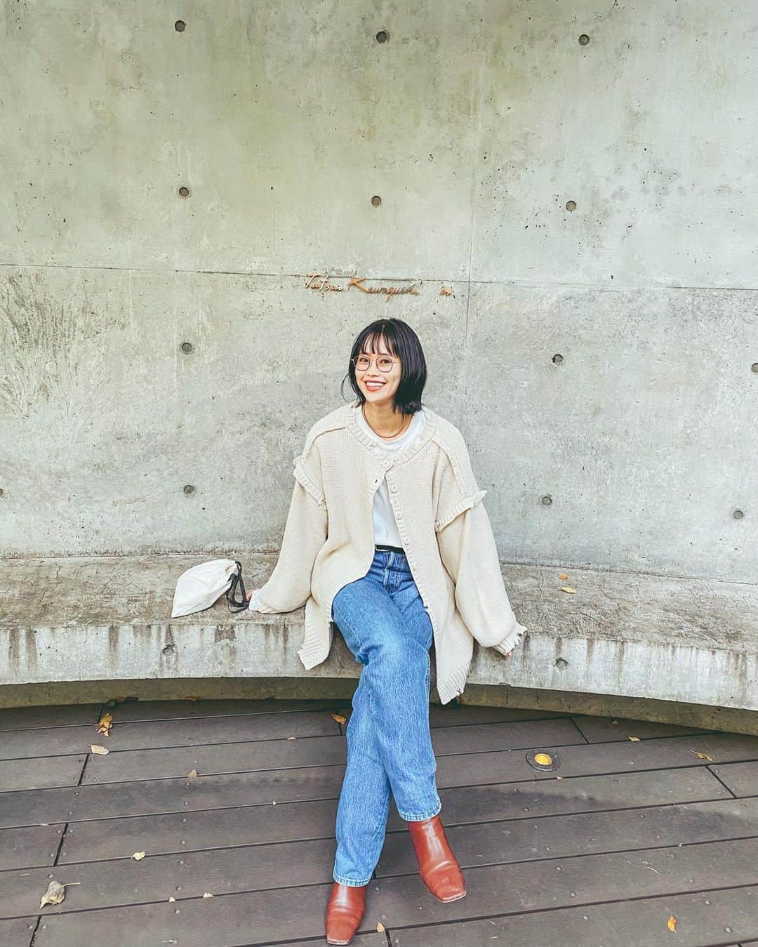 井村亜里香のインスタグラム：「だいすきなニットを着れる季節。  @lipstar_official の3WAYニットが便利💭 前後逆に着てもボタンををあければ カーディガンになる優秀ニット。 ダボっと感も最高！ そして最近またデニムブームが再来♡ ・ #LIPSTAR#jlounge_style#knit#code  #codinate#denim#denimstyle#boots #ざっくりニット#ビッグシルエット #ダメージニット#ニット#デニム#ブーツ #白ニット#ニットカーディガン#私服」