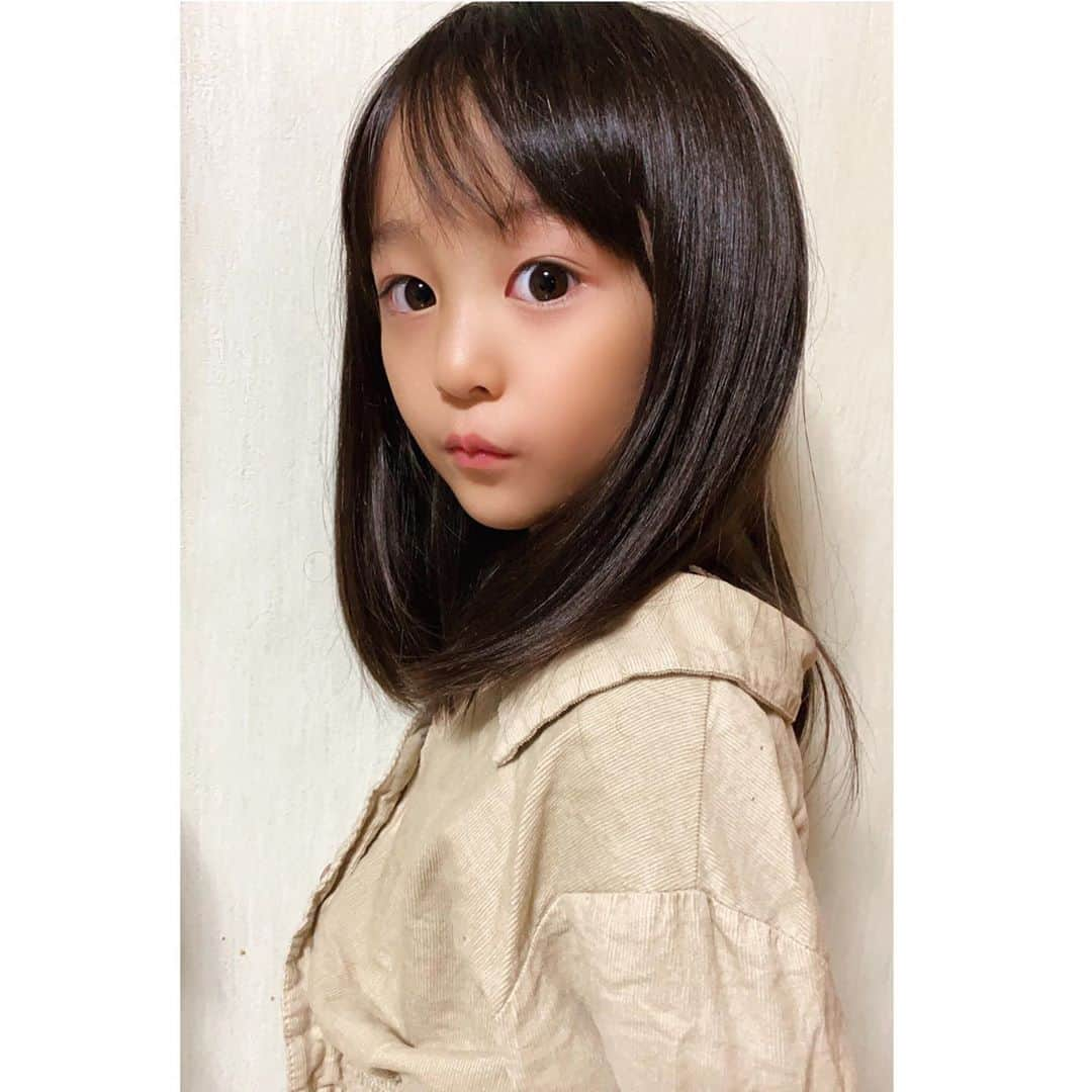 Ai.tさんのインスタグラム写真 - (Ai.tInstagram)「. 記録✍️ . 髪の毛バッサリ渚❤️ . . ある日突然髪の毛バッサリ切ってみたいと🙄 長ければ長いだけ可愛いと言っていた渚😌 #母びっくり . 似合ってて可愛いんだけど、 毎日長い髪の毛を時間かけてドライヤーしてトリートメントしてとかしてたから見た瞬間少し寂しくなった😂 . . お姉さんに見えるね🙆‍♀️ . 橋本環奈ちゃんくらいの髪の毛〜と渚ルンルンです😂❤️ . . バチェロレッテ🌹 次が気になる〜🥰 マラカイとすぎちゃんが人として好き！笑 皆んなは誰派？😂😂 . . #6歳」10月16日 19時38分 - ngs.rky.kuy