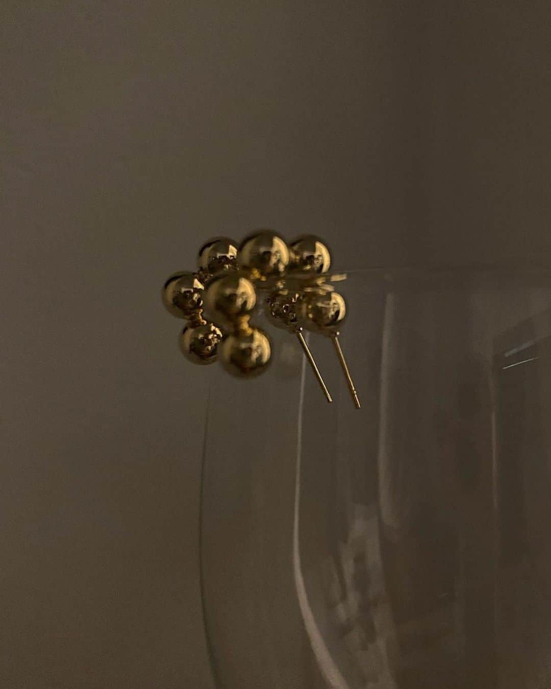 Icumi Oohamaさんのインスタグラム写真 - (Icumi OohamaInstagram)「Dot Earrings   5つの小さなボール型モチーフが集まったデザイン。 華奢ながらも耳元を華やかに彩ります❤︎ 冬は特にゴールドが付けたくなる♪  #tres #earring #gold #accessory #fashion #japan #トレス」10月16日 19時31分 - icumi___