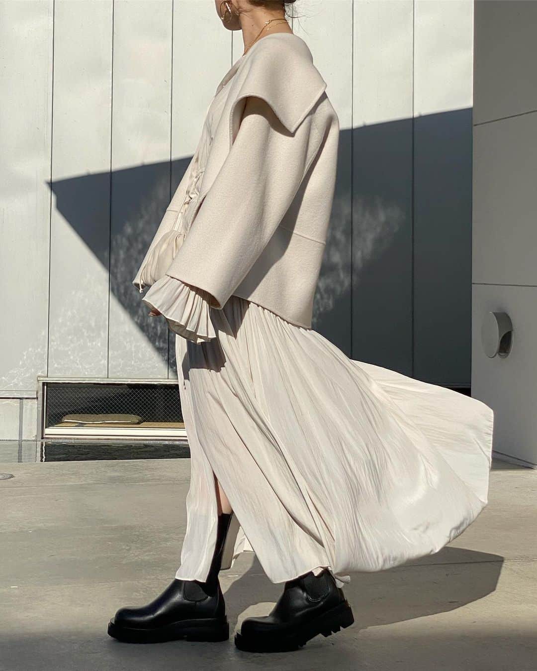 akiii031のインスタグラム：「今年のコートはショート丈に♡ サイドからのシルエットが特に好き💭  Shawl color coat @aulii_amomentofhappiness  近日発売予定です😊  #fashion  #aulii_moment #newbottega #seadsmara」