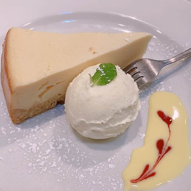 のインスタグラム：「はじめて食べ物系載せる🤍 ・ ・ ・ 今日はチーズケーキ食べました🤍 ・ みんなチーズケーキすき？ ・ ・ #チーズケーキ」