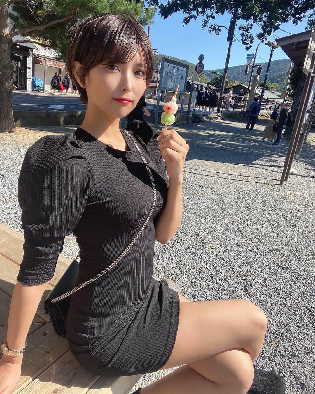 のインスタグラム：「おだんご🍡💓 . . 渡月橋を眺めて休憩🥳 . .  【寺子屋本舗嵐山渡月橋店】 📍京都市右京区嵯峨天龍寺造路町37  嵐山AKOGAREYA 内  📞075-882-0760  🕒9:30〜17:30 . . #嵐山グルメ #嵐山カフェ #嵐山食べ歩き #嵐山駅 #嵐山観光 #京都旅行 #京都グルメ #京都カフェ巡り #京都スイーツ #インスタ映え #映えスイーツ #映え旅 #gotoキャンペーン #甘党女子 #渡月橋　#たびじょ #女子旅　#タビジョ　#嵐山スイーツ #国内旅行 #旅行コーデ #旅行好き女子」