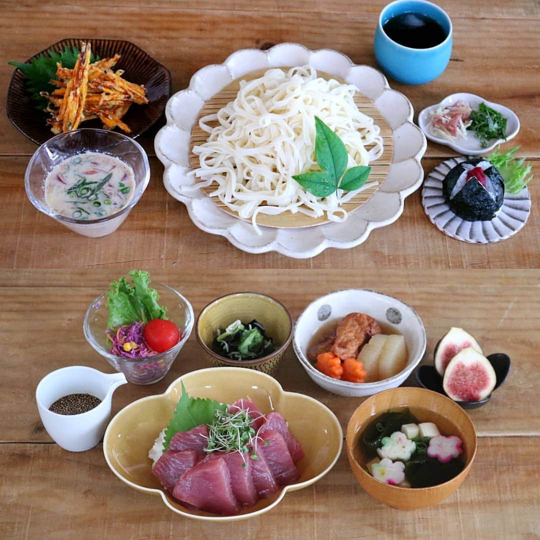 yunaのインスタグラム：「♩ #レシピあり #まとめて投稿 #ひとりごはん . . 🍚ざるうどん あったか豆乳ごまだれ(レシピ↓) かぼちゃとじゃこのかきあげ(レシピ↓) おにぎり . . 🍚マグロ丼 大根とさつま揚げの煮物 きゅうりとわかめの酢の物 紫キャベツのコールスロー お吸い物 いちじく . . 夏の残りのそうめんやうどんを あったかつけだれで食べるのが好きです♪ 最近ハマってる豆乳ごまだれレシピ↓ 一緒にかぼちゃのかきあげも♪ . . 🍳【あったか豆乳ごまだれ】２人分 . 🥕材料 〇市販のごまだれ　大さじ３ 〇めんつゆ(２倍濃縮)　大さじ５ 〇豆乳　２００ｍｌ ミョウガ、大葉、ネギなど…　お好みで . 🥕つくりかた 鍋に〇を入れて温めたら火を止める。 あっという間に出来上がりです♪ お好みでお好きな薬味を入れて食べてください♪ . . . 🍳【かぼちゃとじゃこのかき揚げ】 . 🥕材料 かぼちゃ　１００ｇ ピーマン　１個 ちりめんじゃこ　適量 てんぷら粉　大さじ３～４ 水　大さじ２～ . 🥕つくりかた ①かぼちゃは５mmほどの厚さにスライスして千切りにする。ピーマンも千切りにする。  ②ボウルに①とちりめんじゃこを入れててんぷら粉を入れて全体にまんべんなく混ぜる。  ③水を少しずつ入れ、粉っぽさが無くなったら水を入れるのをやめる。  ④大きめのスプーンなどですくって１８０℃に熱した油で揚げる。お塩などを付けて食べるのがおすすめです♪ . . ☝️コツ・ポイント 水はあまり入れすぎないでくださいね♪ もったりする位がちょうどいいと思います . . よかったら作ってみてください(^^)/ . . #yunaご飯#igersjq#今日のごはん#食卓#献立#yummy#ていねいな暮らし#お家ごはん#器#foodstagram#lin_stagrammer#delistagrammer#Japanesefood#デリスタグラマー#クッキングラム#クッキングラムアンバサダー#タベリー#フーディーテーブル#てづくりごはん365#おうちごはん#おうちごはんlover#Japan#マカロニメイト#夜ごはん#晩ごはん#上鶴窯」