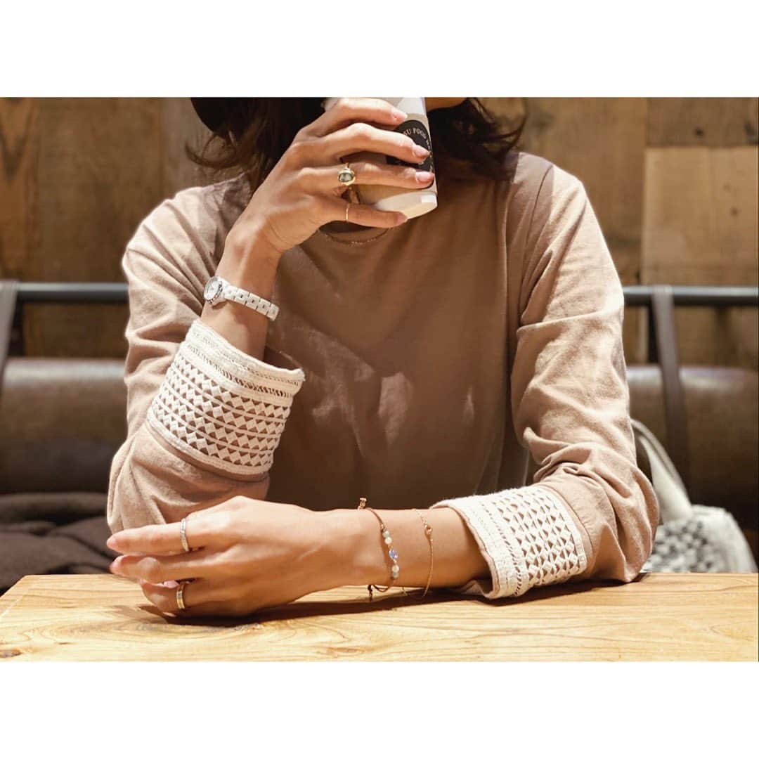 eiko kagamiのインスタグラム：「. ミサンガの着画イメージ❤︎ 日常のお守りアクセサリーとして身に付けて 頂きたいおもいから、お手持ちのアクセサリーや時計と重ね付けしても邪魔にならないサイズ感にしました◡̈⃝︎🌈 . . 今夜21:00〜online shopにて 発売startです💎!!❤︎ . . . #lerondelims #elims #handmade #accessories」
