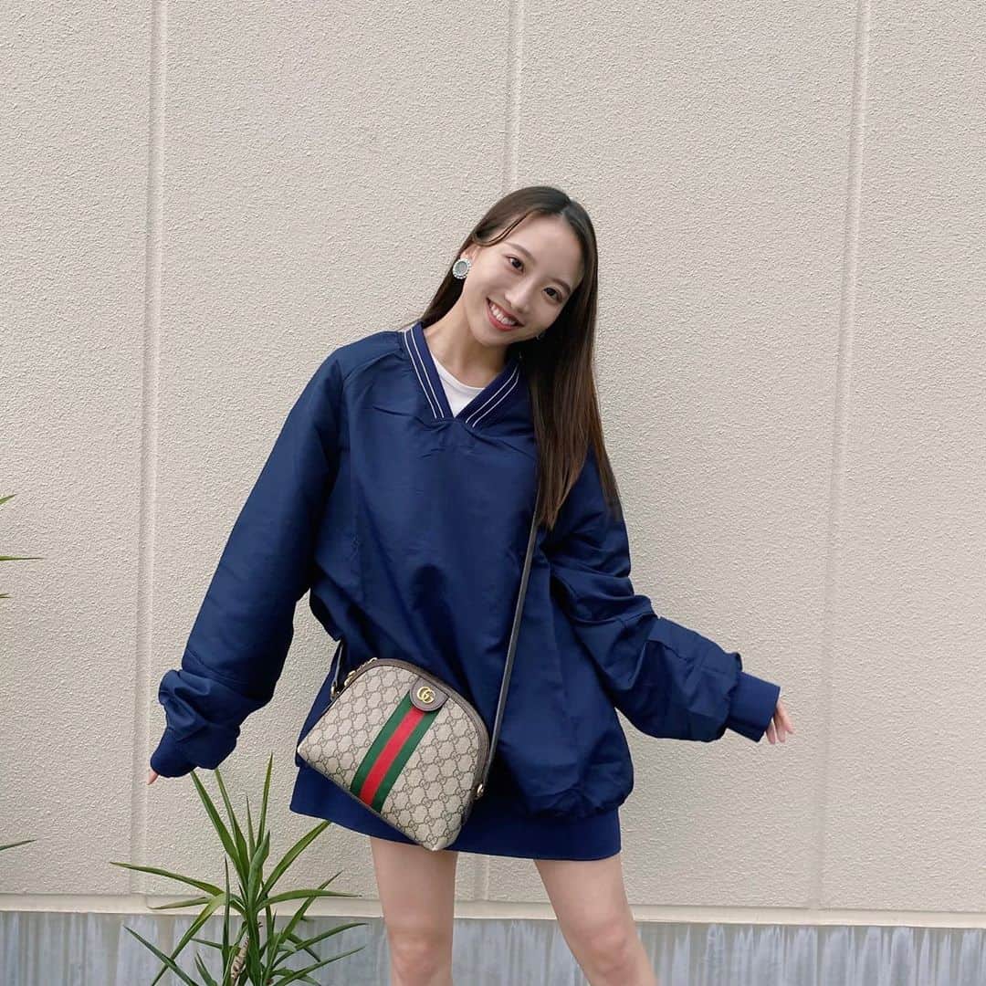 大野真昂のインスタグラム：「☺︎  たまにはスポーティーなのも👟  もう朝と夜は結構寒いし 日が短くなってきて 冬が近づいてきた〜🥰  夏も冬もどっちもすき！👻  #ootd #ruru #韓国ファッション #スポーティーコーデ」