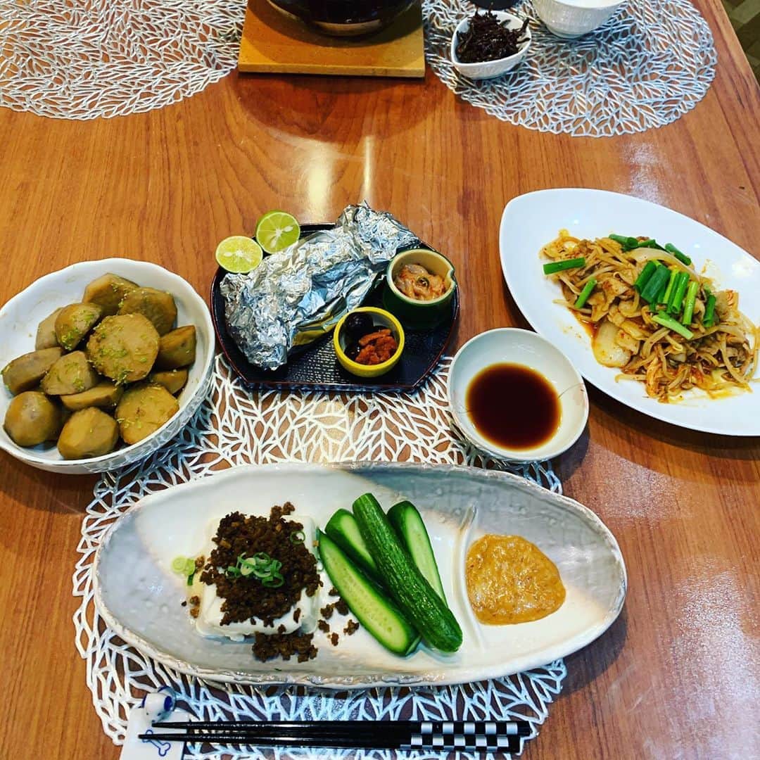 のインスタグラム：「晩飯スタート 松茸ホイル焼き 豚キムチ 里芋の炊いたん 超劇うままままままし」