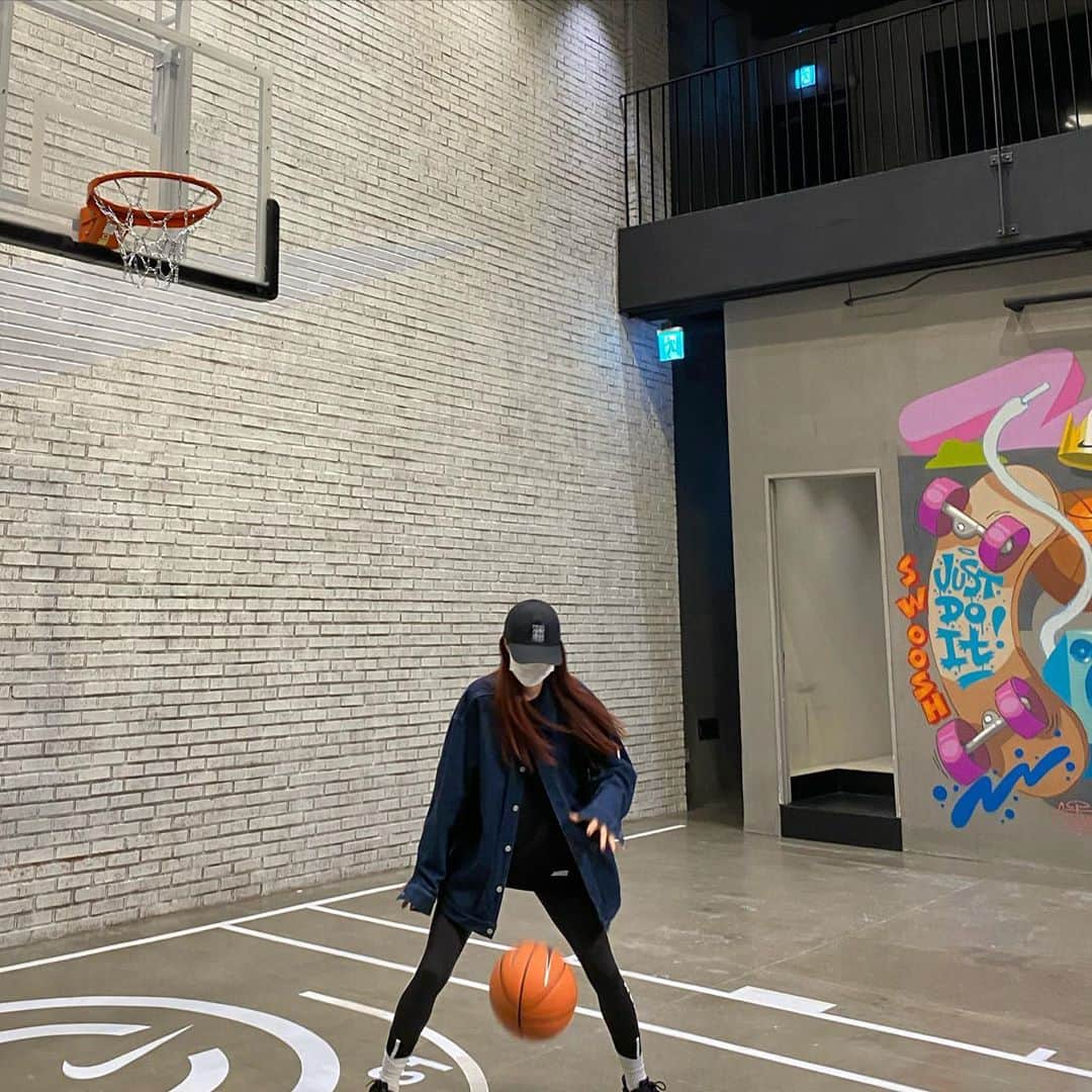 ギョンリ さんのインスタグラム写真 - (ギョンリ Instagram)「난 농구를 잘하진 않지만 절대 포기하지 않을꼬야😊🏀 #nike #Move_to_Zero」10月16日 19時42分 - gyeongree