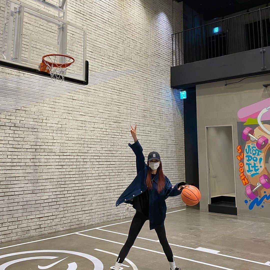ギョンリ のインスタグラム：「난 농구를 잘하진 않지만 절대 포기하지 않을꼬야😊🏀 #nike #Move_to_Zero」