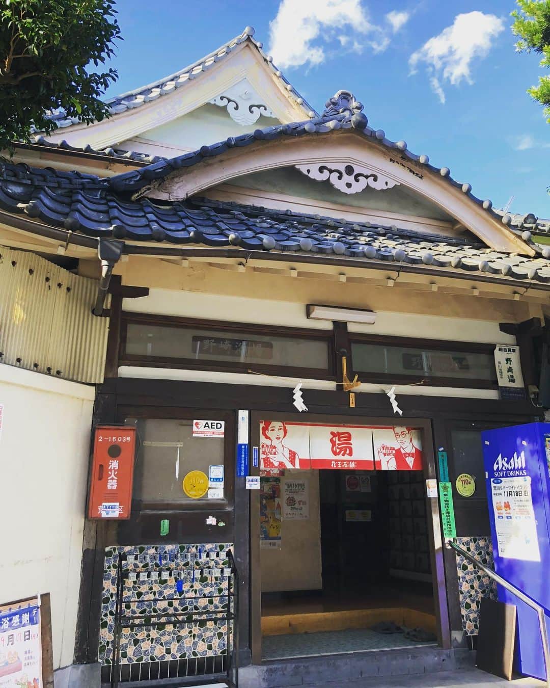 のインスタグラム：「銭湯アーカイブ。荒川区荒川、町屋駅近くの野崎浴場。宮造りフロント型銭湯。中島氏の富士山ペンキ絵。かなりの熱湯でした。#リハビリ銭湯 #銭湯 #ゆっポくん #風呂 #bath」