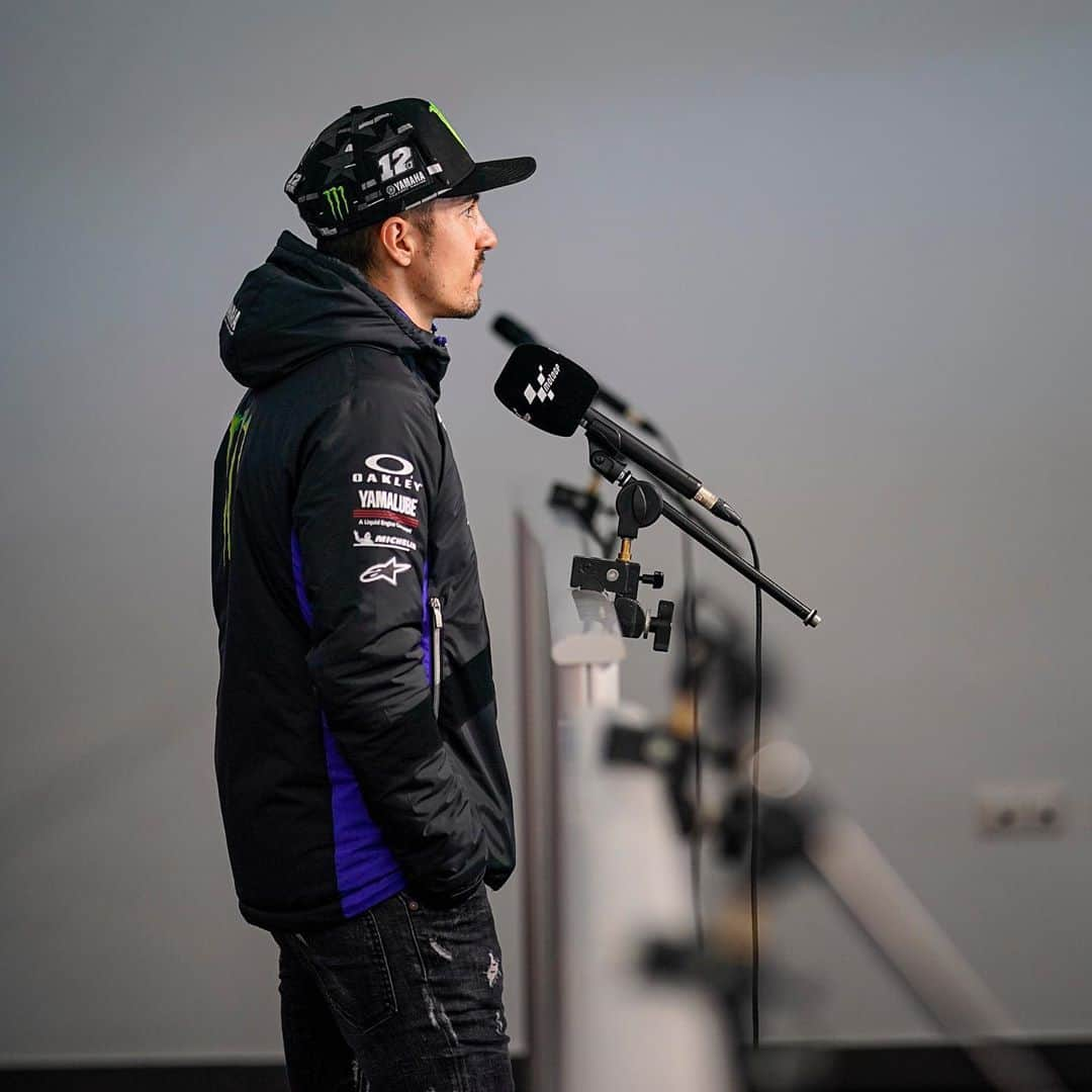 YamahaMotoGPさんのインスタグラム写真 - (YamahaMotoGPInstagram)「@maverick12official’s pre-event media debrief outfit says it all: it’s quite chilly here in Aragon 🥶   #MonsterYamaha  #MotoGP  #AragonGP」10月16日 19時44分 - yamahamotogp