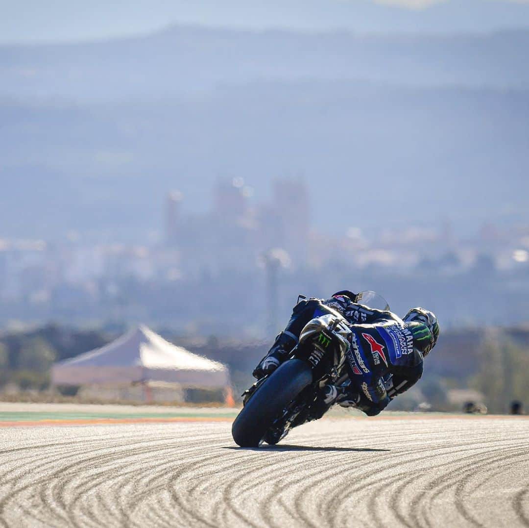 MotoGPさんのインスタグラム写真 - (MotoGPInstagram)「@maverick12official leads the way in the cold Aragón morning 💪 #AragonGP 🏁 #MV12 #MotoGP」10月16日 19時45分 - motogp